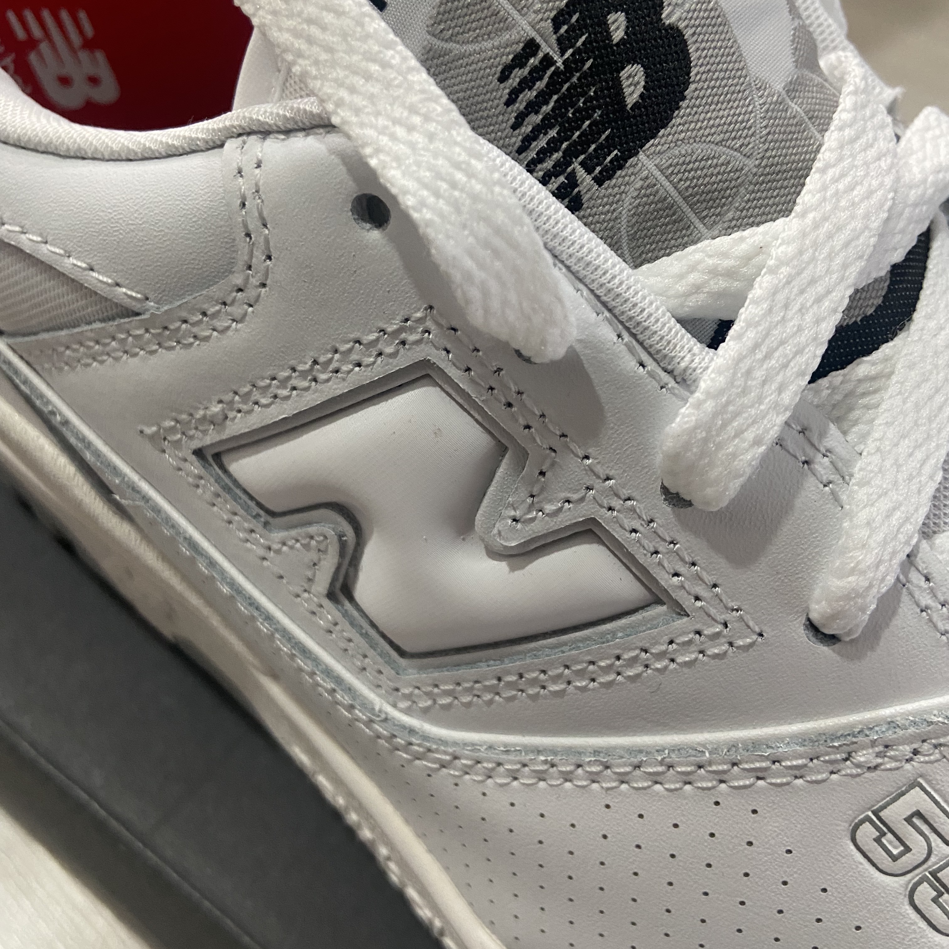 New Balance 550 White - 2E Wide 착용 스타일