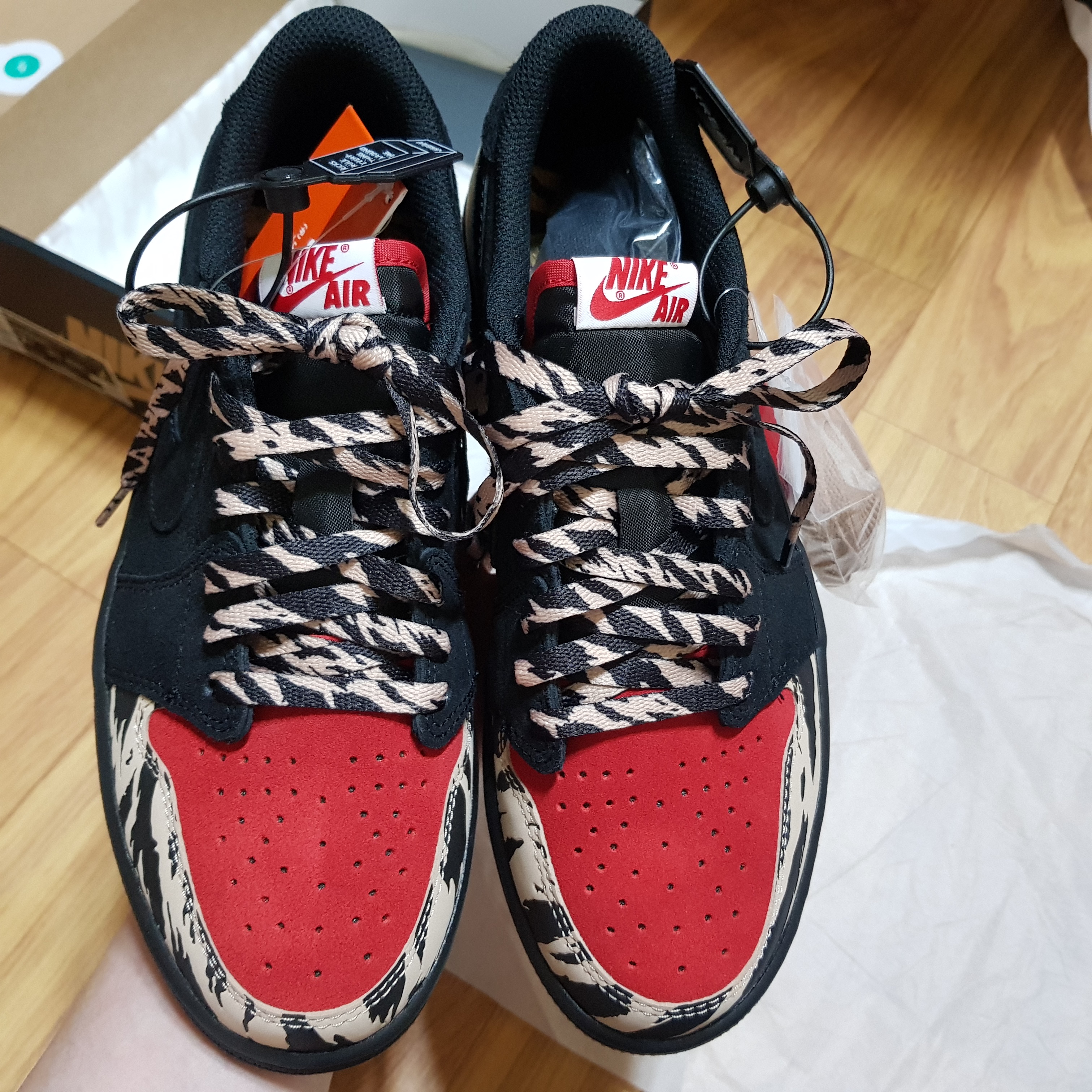 Jordan 1 x SoleFly Retro Low OG SP Black and Sport Red 착용 스타일 - 1
