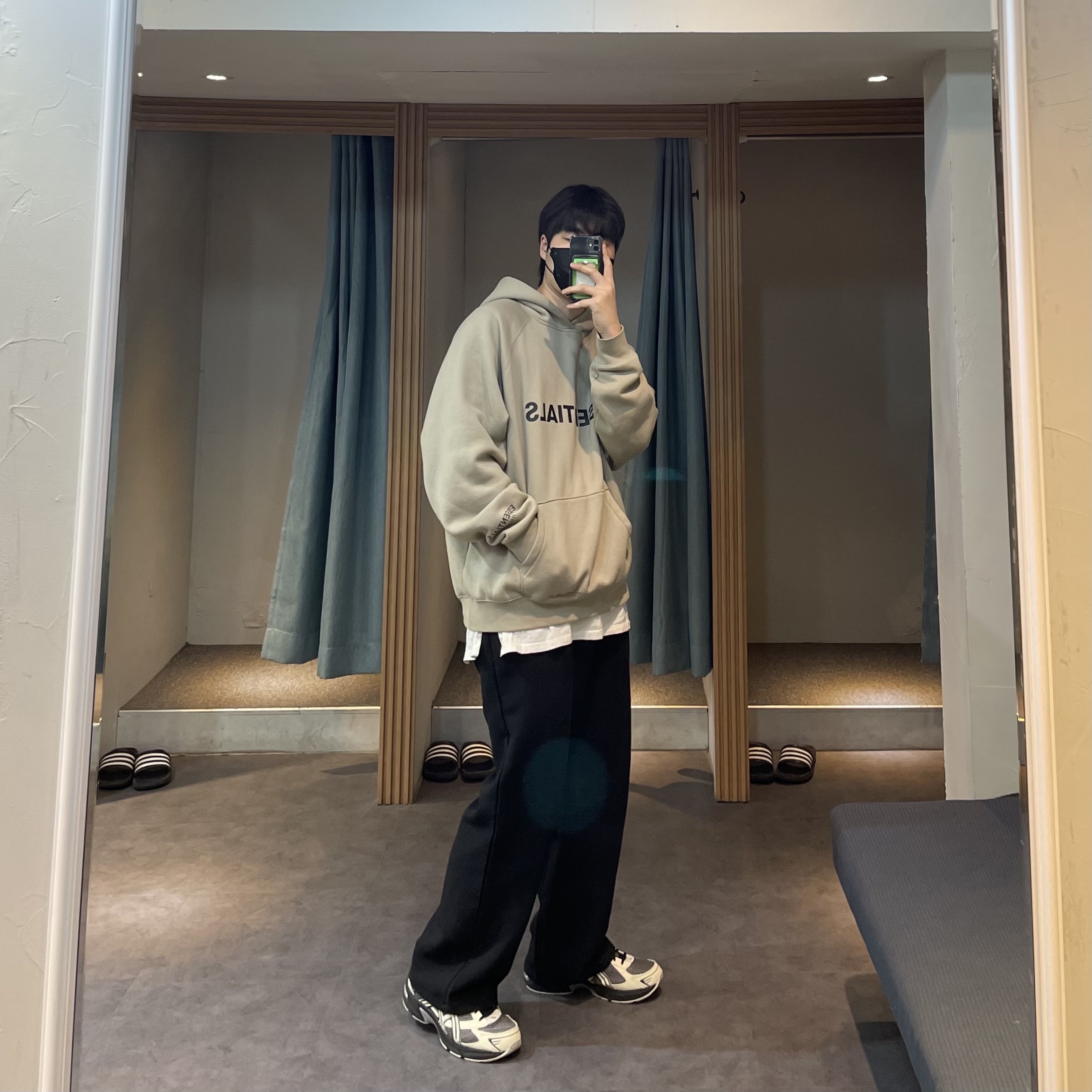 Asics x I4P Gel-1130 Mink Glacier Grey, Essentials 3D Silicon Applique Pullover Hoodie Olive/Khaki - 20FW 착용 스타일