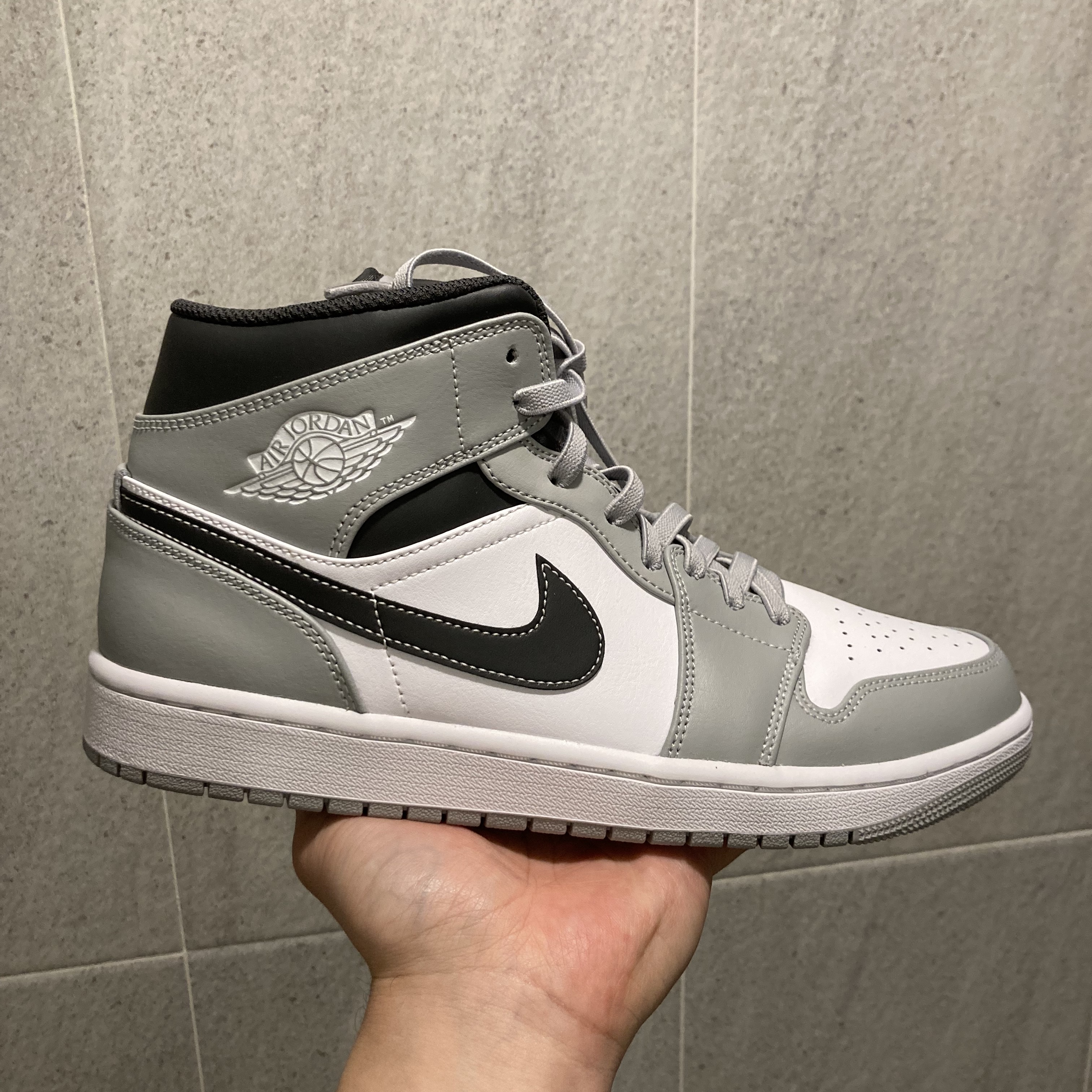 Jordan 1 Mid Light Smoke Grey Anthracite 착용 스타일 - 1