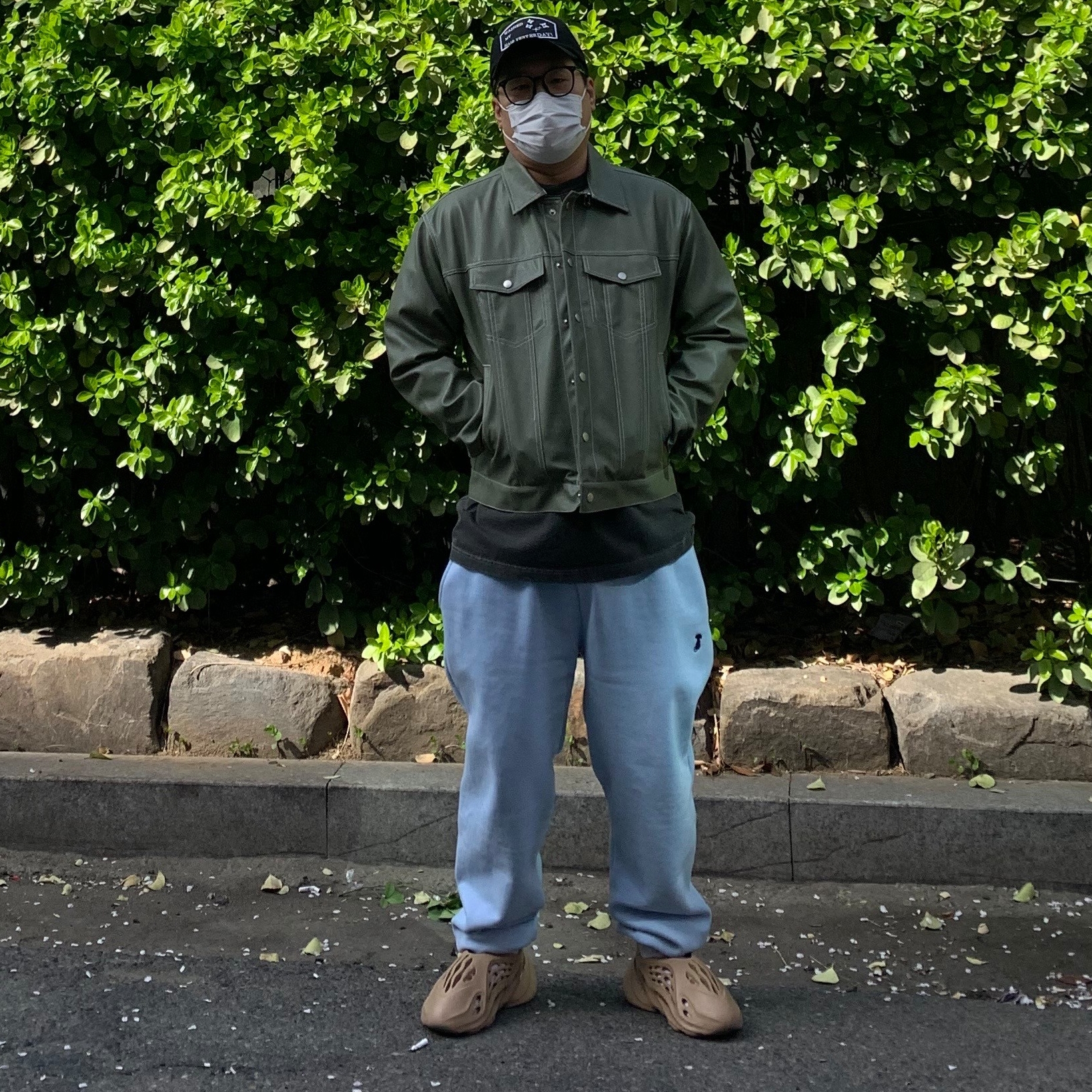 Adidas Yeezy Foam RNNR Ochre 착용 스타일 - 1