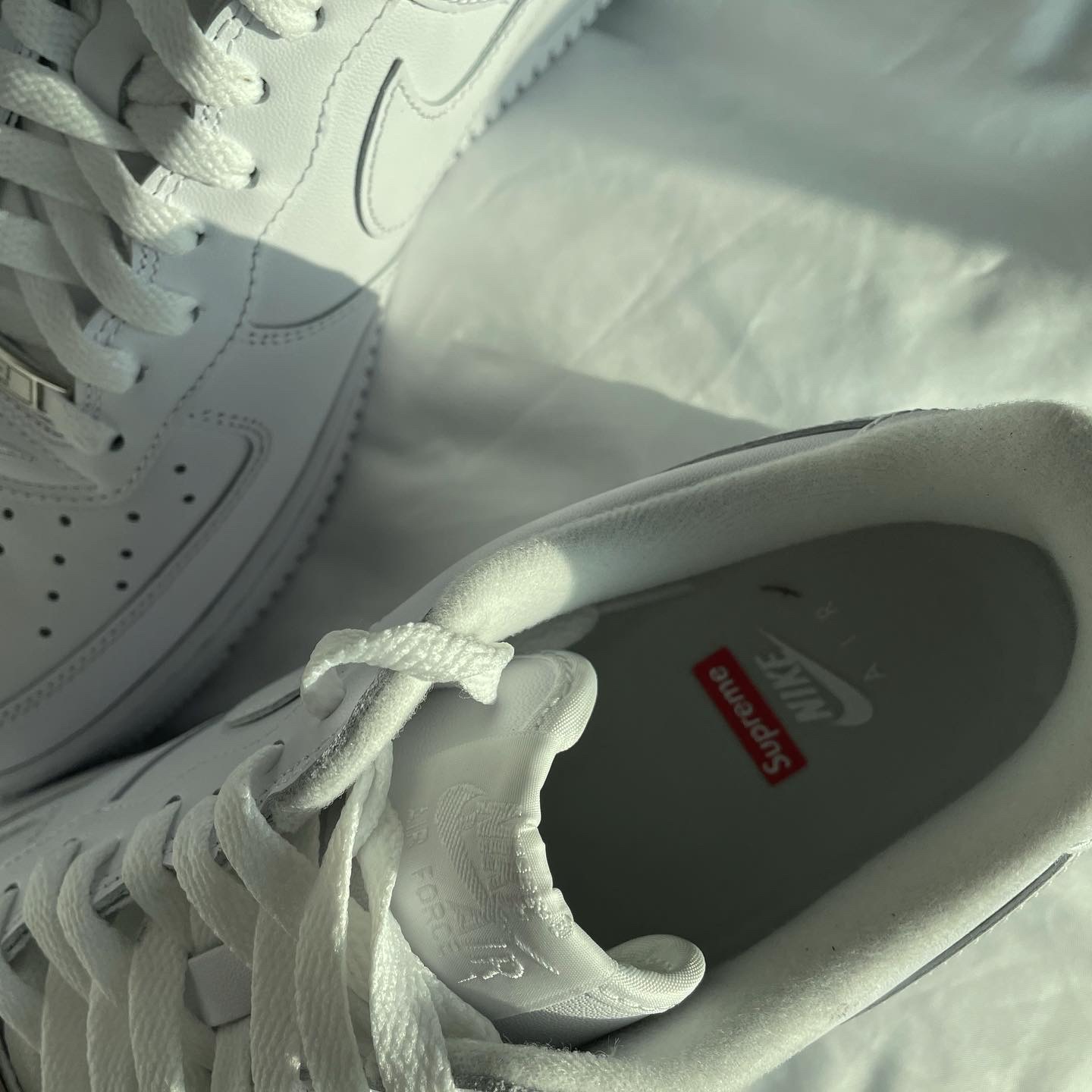 Nike x Supreme Air Force 1 Low White 착용 스타일 - 3