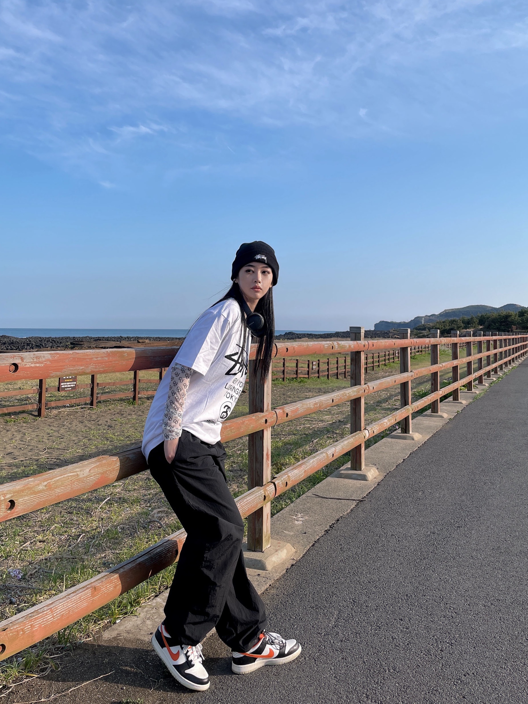 Stussy World Tour T-Shirt White, Stussy Stock Cuff Beanie Black 착용 스타일 - 3