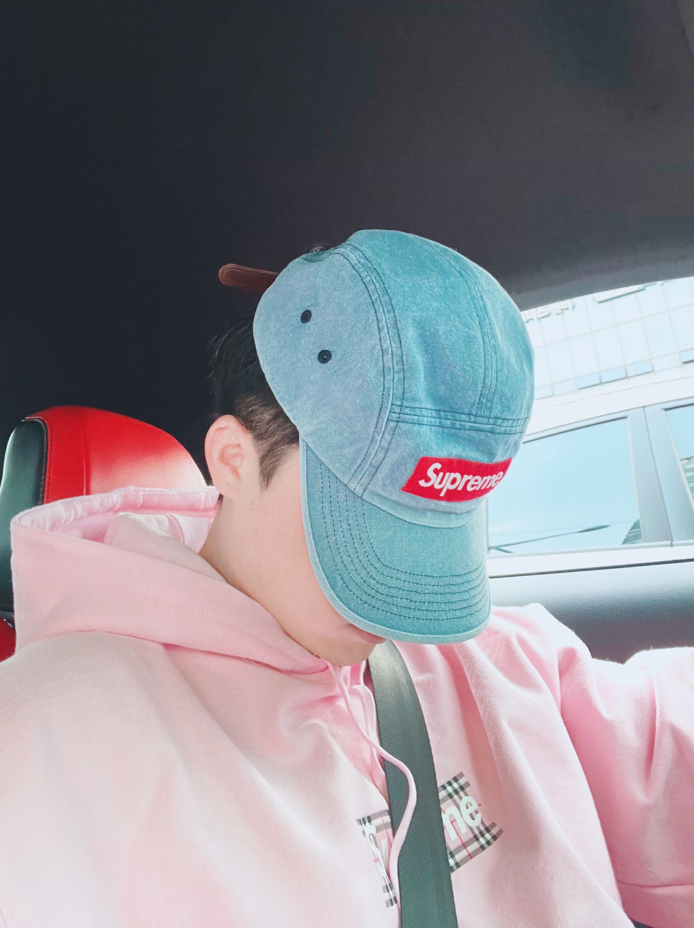 Supreme Washed Chino Twill Camp Cap Denim - 21FW, Supreme x Burberry Box Logo Hooded Sweatshirt Light Pink - 22SS 착용 스타일 - 5