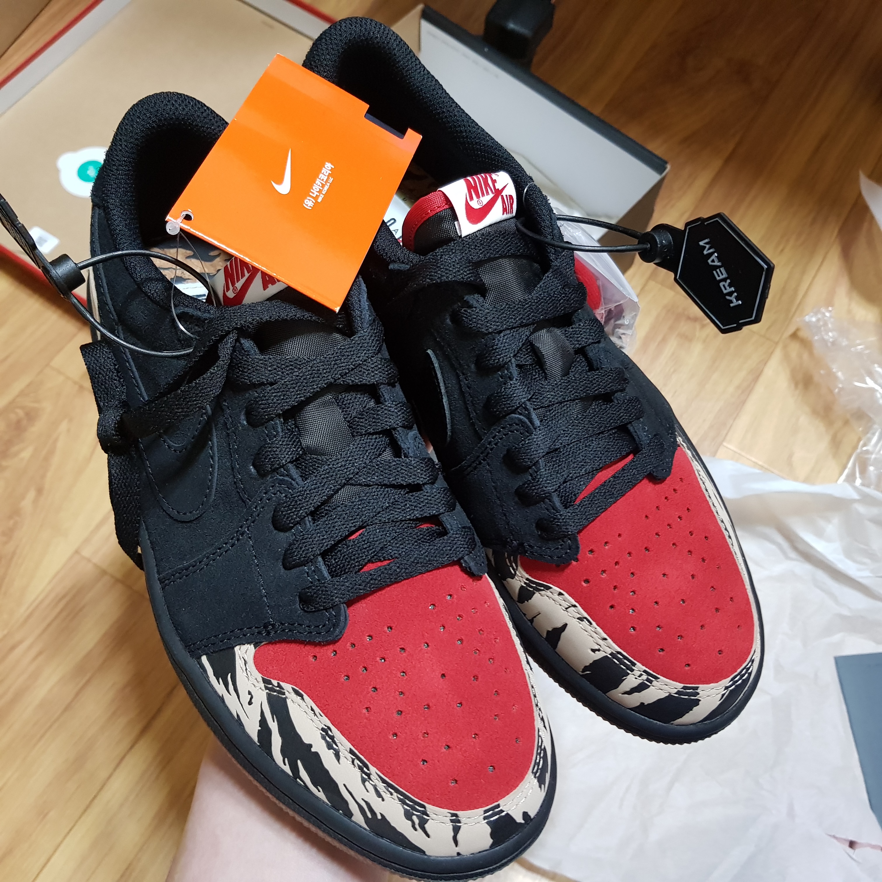 Jordan 1 x SoleFly Retro Low OG SP Black and Sport Red 착용 스타일 - 2