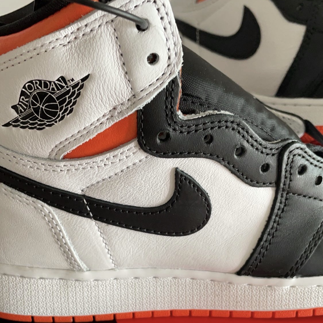 Jordan 1 Retro High OG Electro Orange 착용 스타일