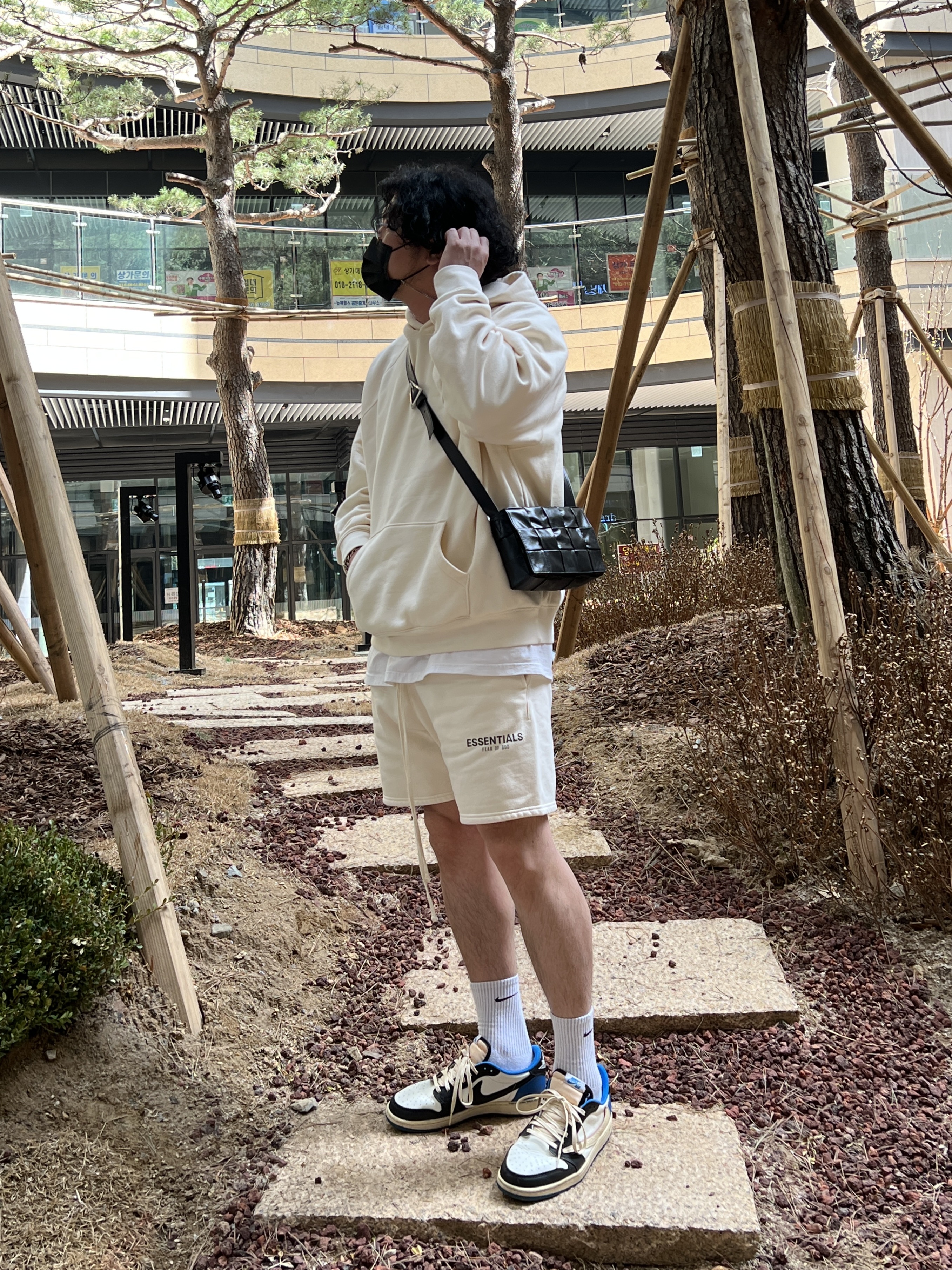 Bottega Veneta Leather Cassette Black, Essentials Sweatshorts Cream - 21SS 착용 스타일 - 1