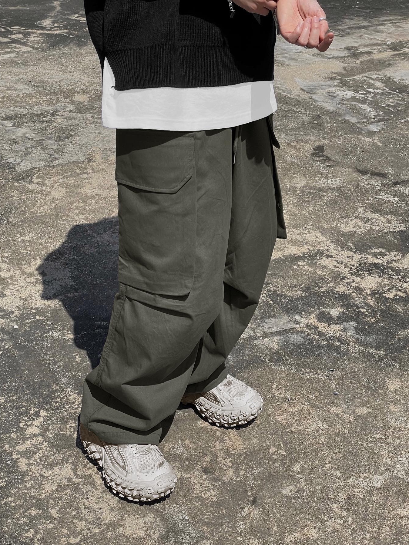 Balenciaga Defender Sneakers Beige 착용 스타일 - 3