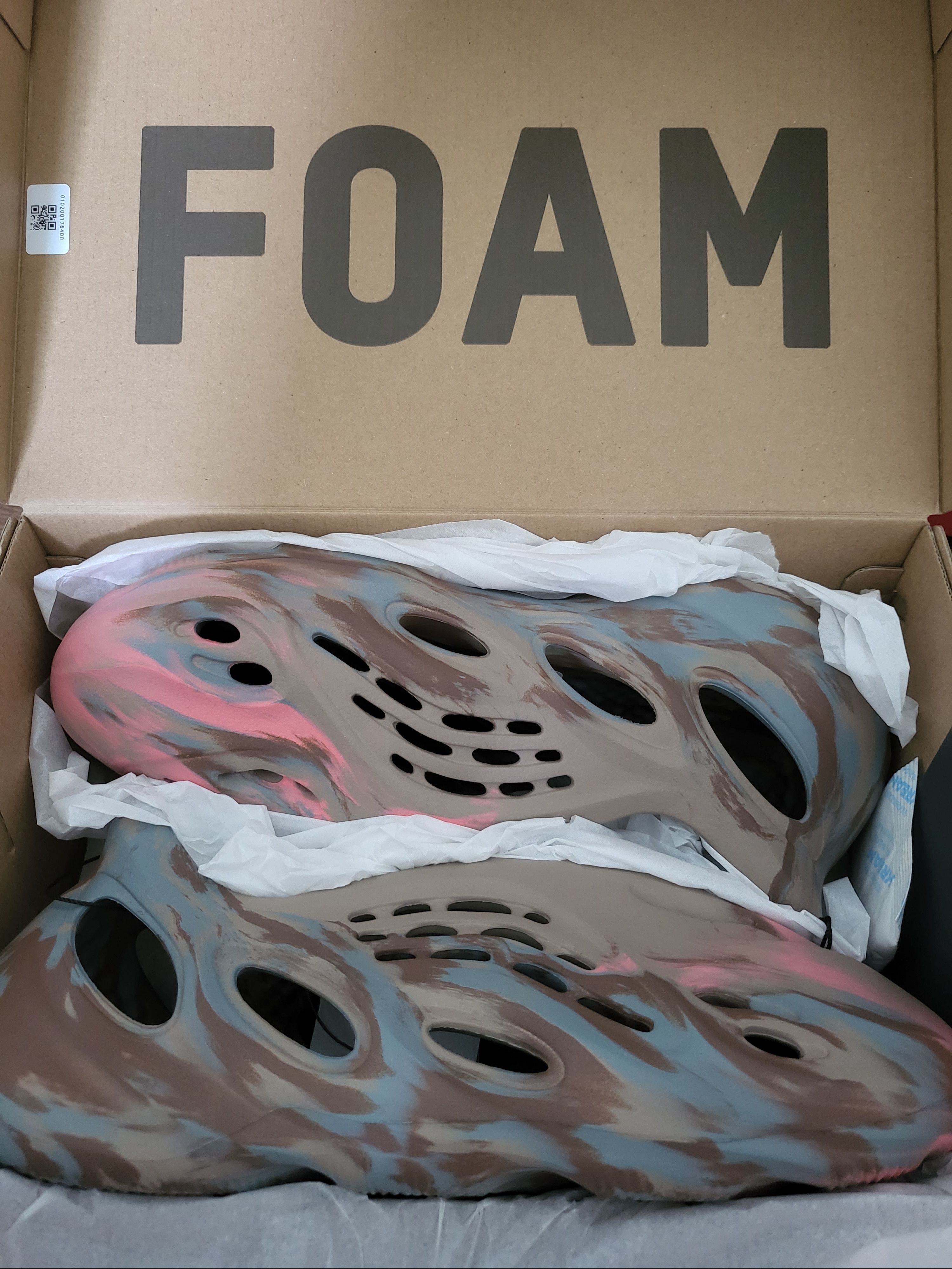 Adidas Yeezy Foam RNNR MX Sand Grey 착용 스타일 - 1