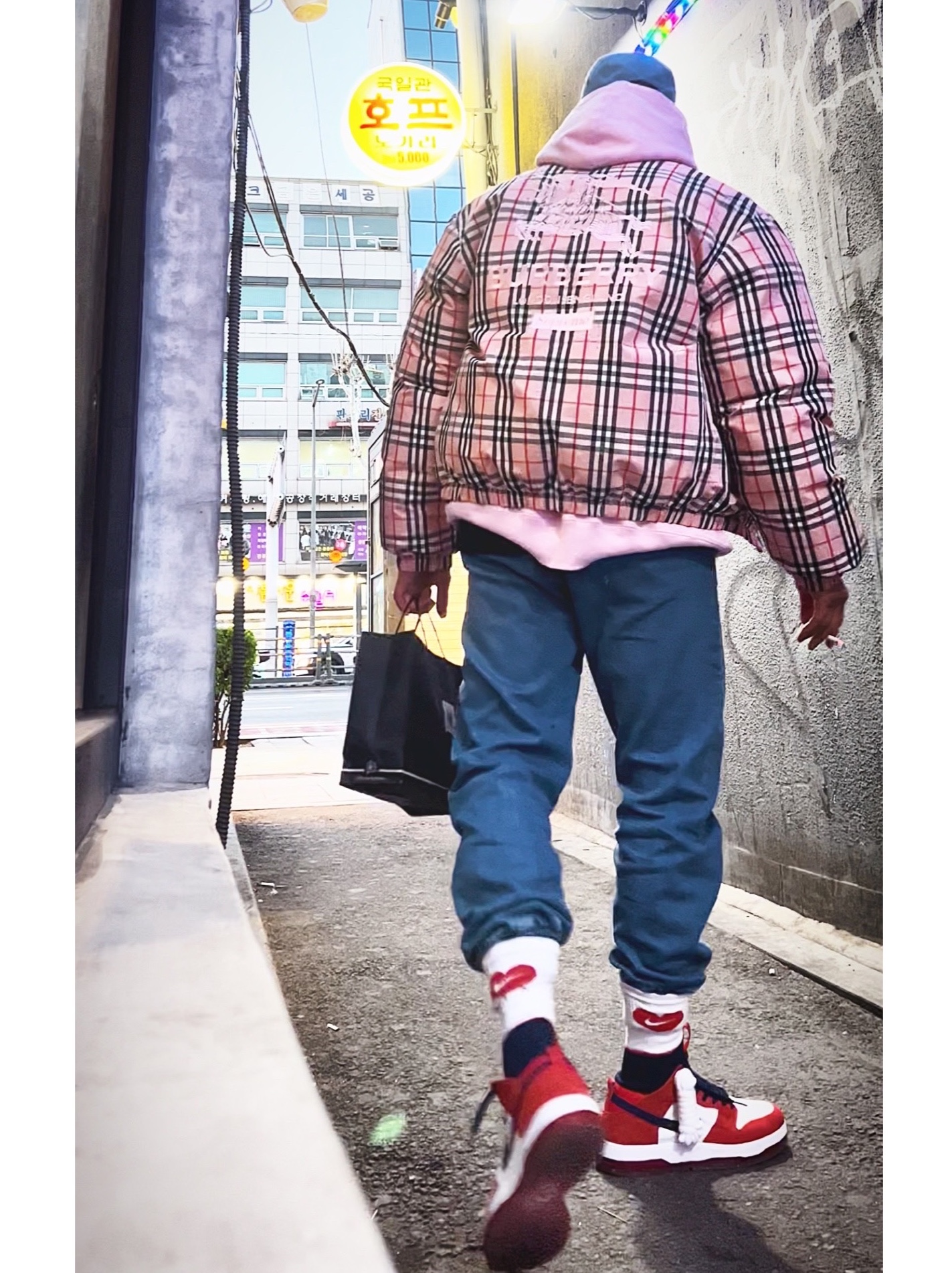Supreme Washed Chino Twill Camp Cap Denim - 21FW, Supreme x Burberry Box Logo Hooded Sweatshirt Light Pink - 22SS 착용 스타일 - 1