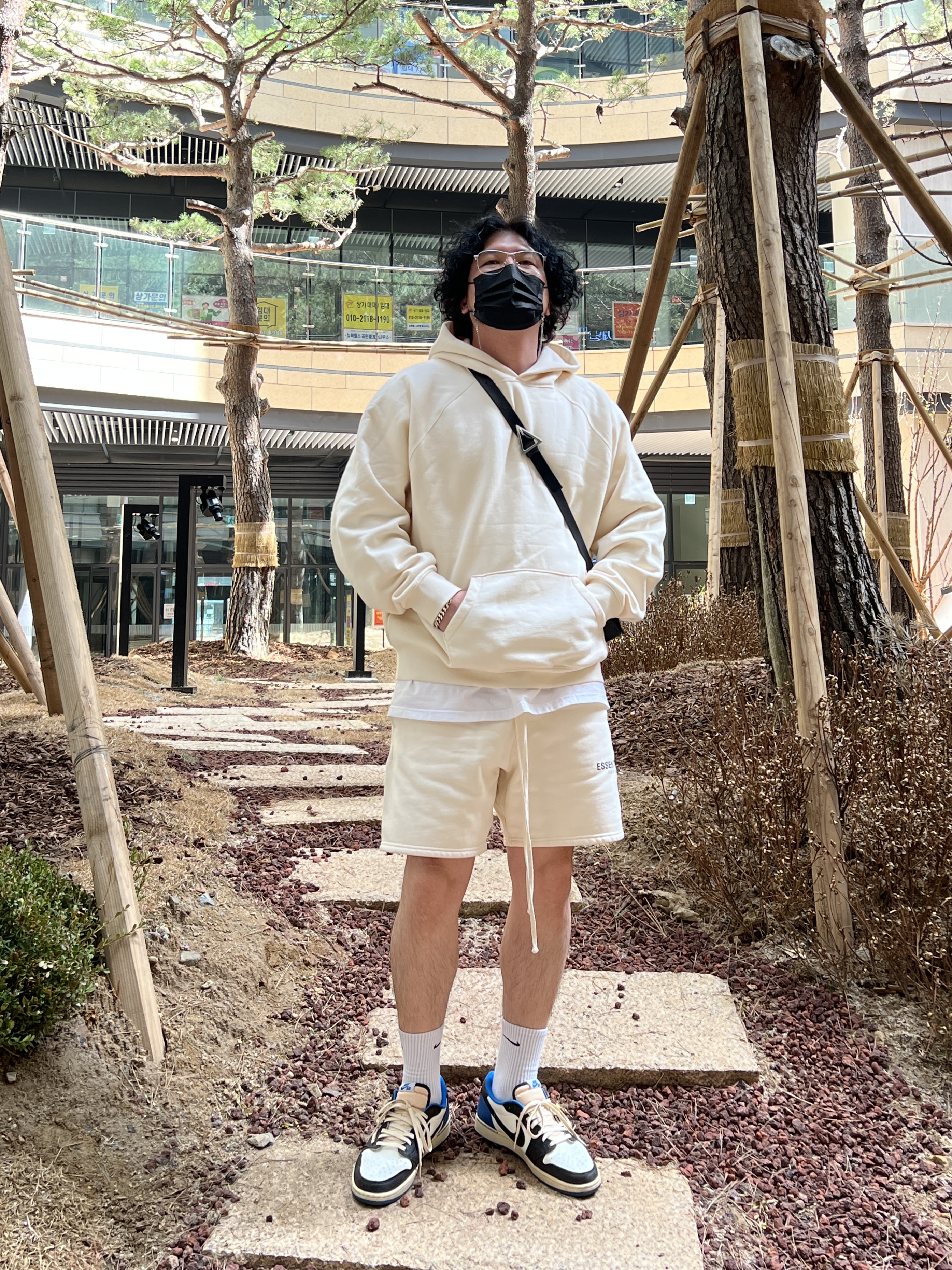 Bottega Veneta Leather Cassette Black, Essentials Sweatshorts Cream - 21SS 착용 스타일 - 2