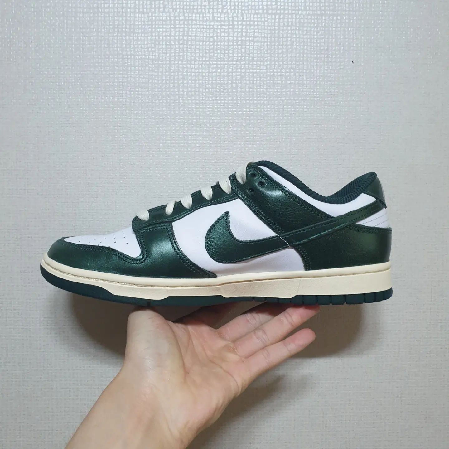 (W) Nike Dunk Low Vintage Green 착용 스타일 - 4