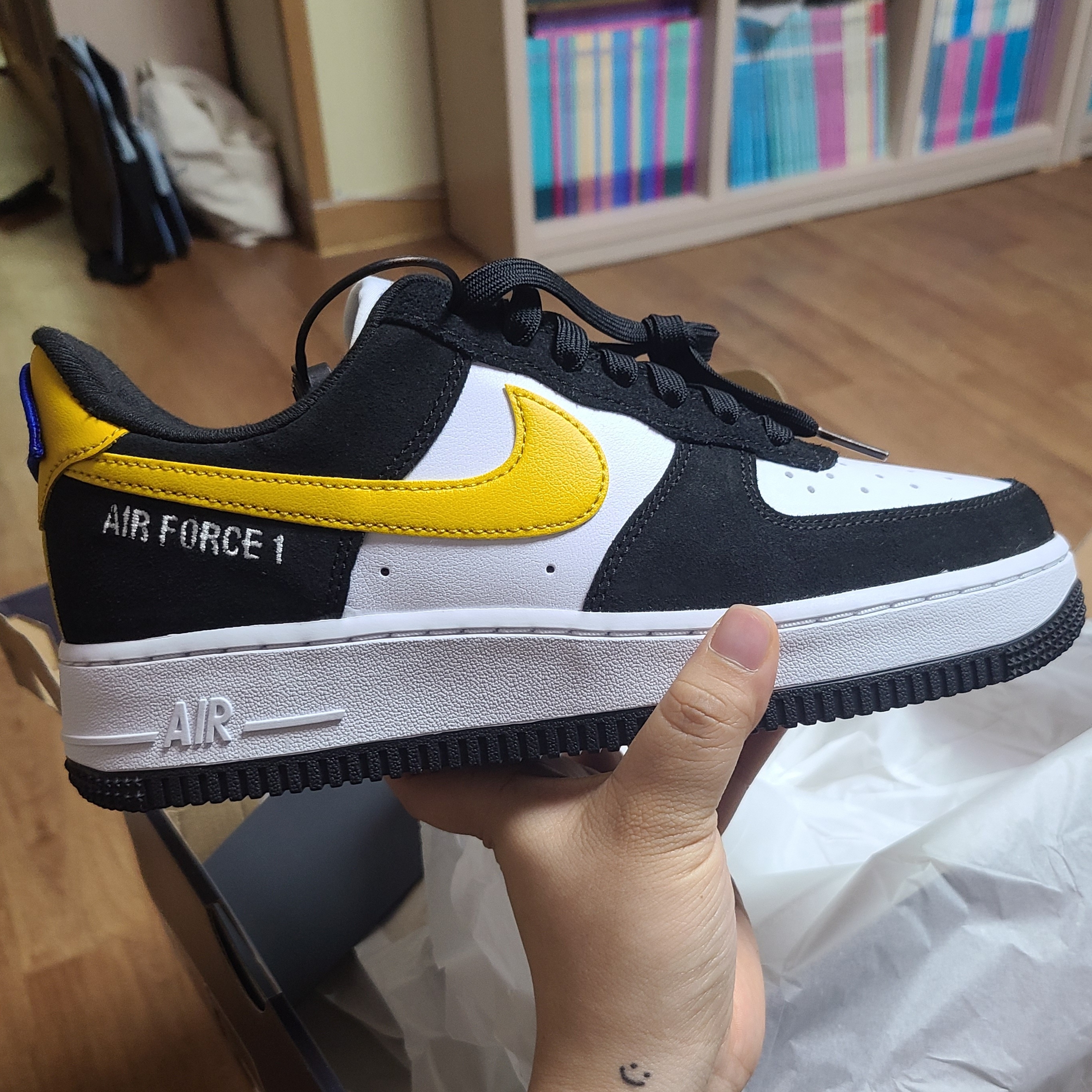 Nike Air Force 1 '07 LV8 Athletic Club Black Dark Sulfur 착용 스타일 - 1
