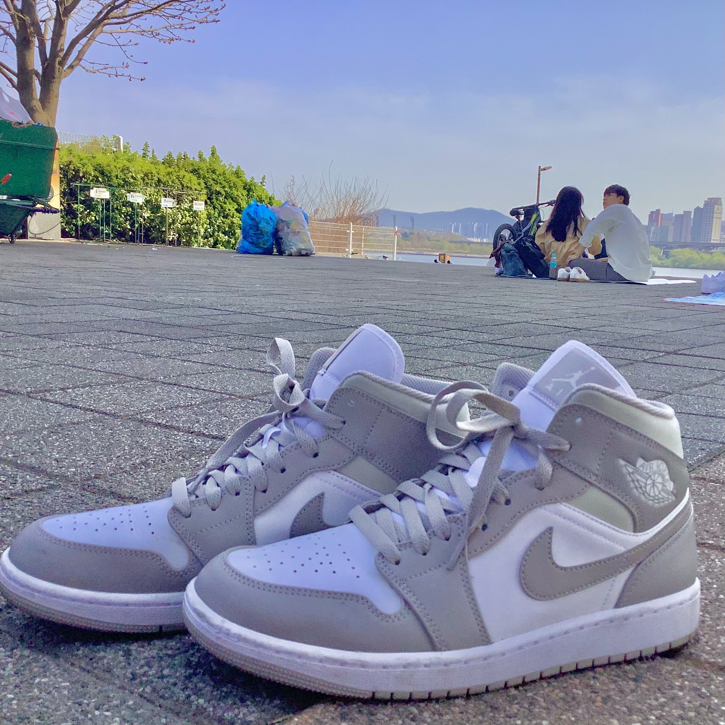 Jordan 1 Mid College Grey 착용 스타일