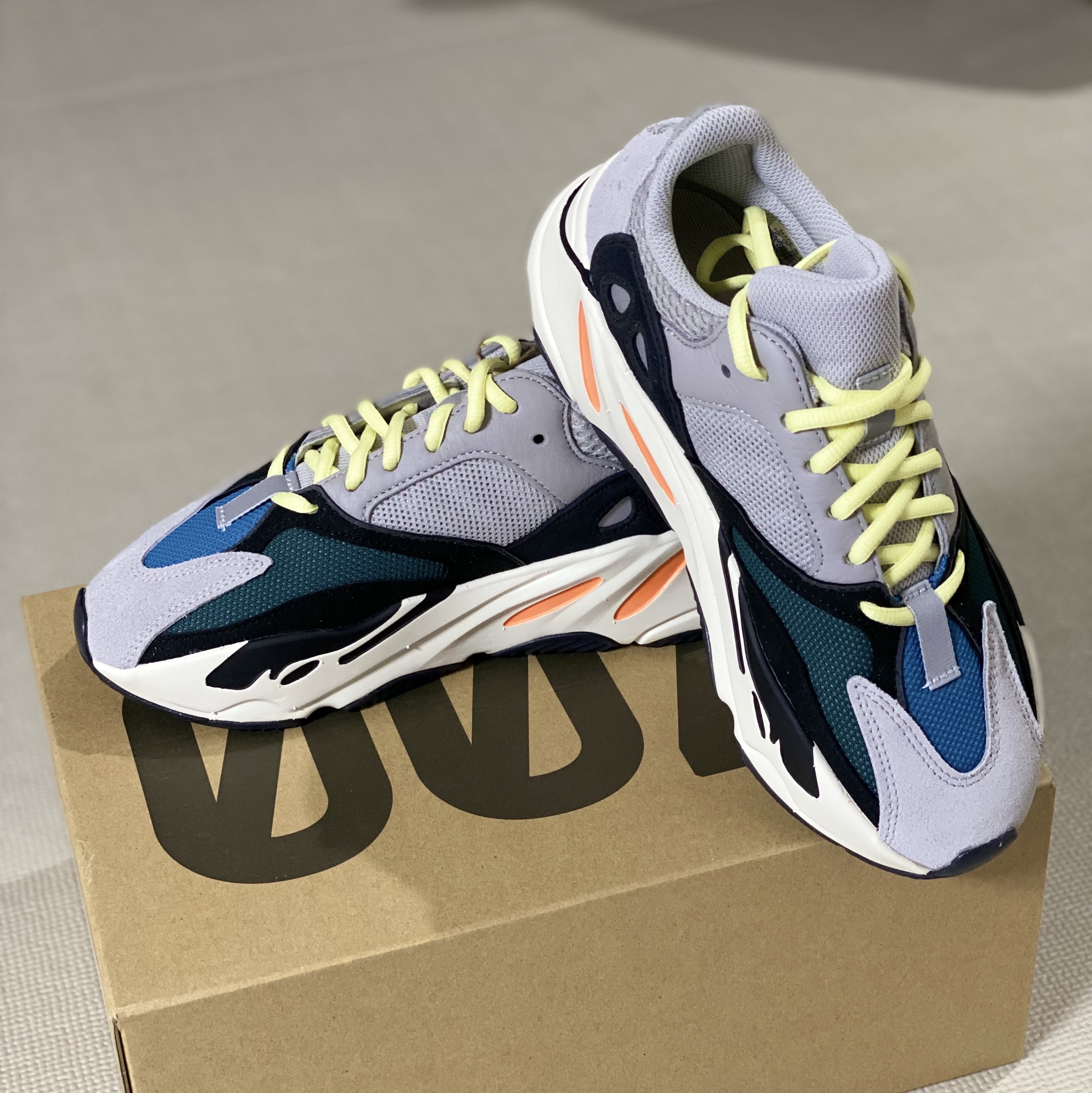 Adidas Yeezy Boost 700 Wave Runner Solid Grey 2021/2022 착용 스타일 - 1