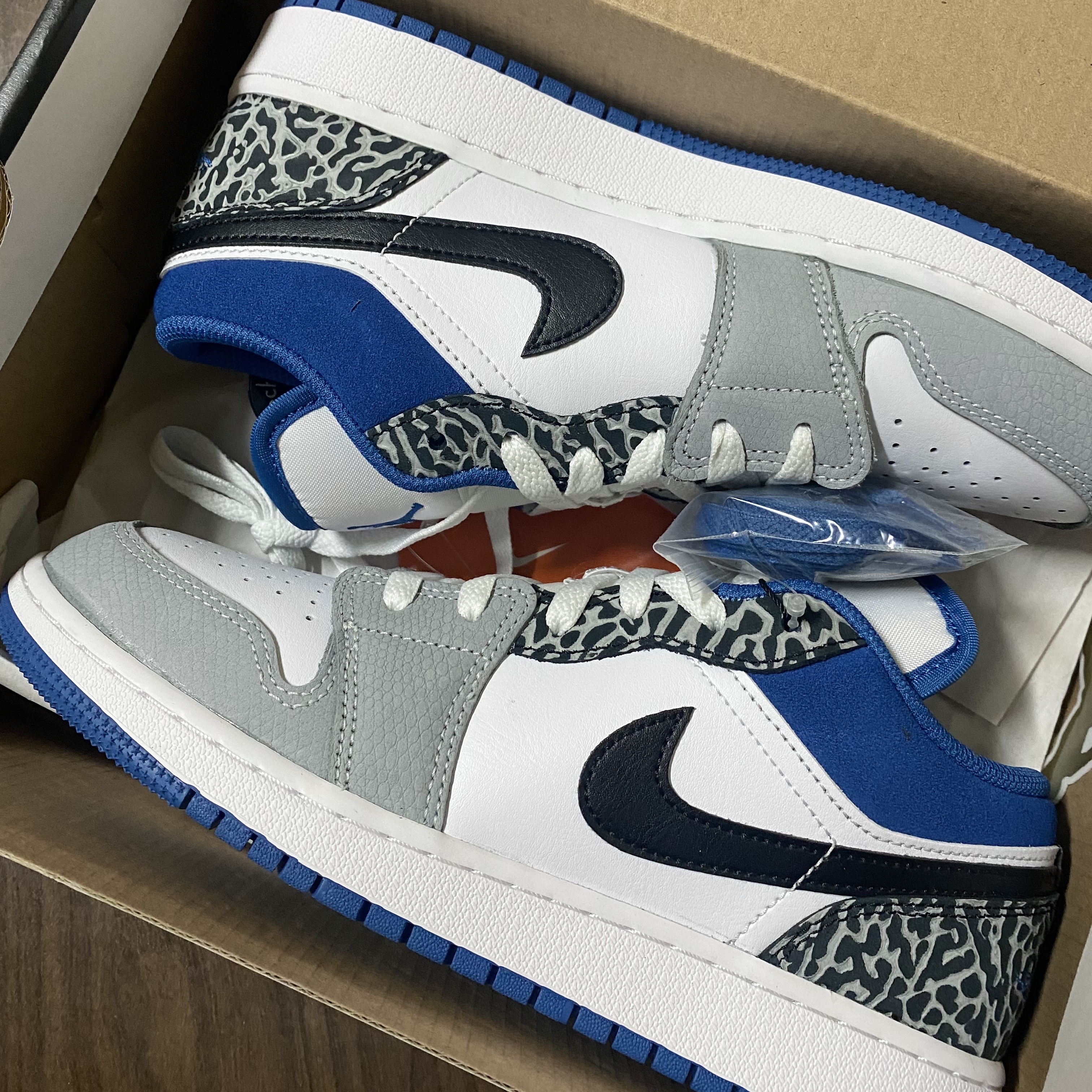 (GS) Jordan 1 Low SE White Dark Marina Blue Cement Grey 착용 스타일