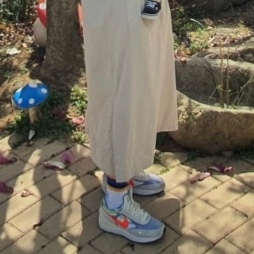 Nike Waffle One Coconut Milk Hyper Crimson 착용 스타일 - 3