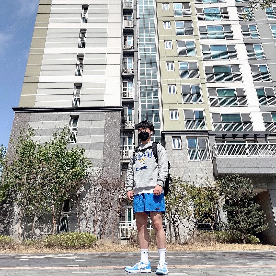 Jordan 1 Low Golf White and University Blue 착용 스타일