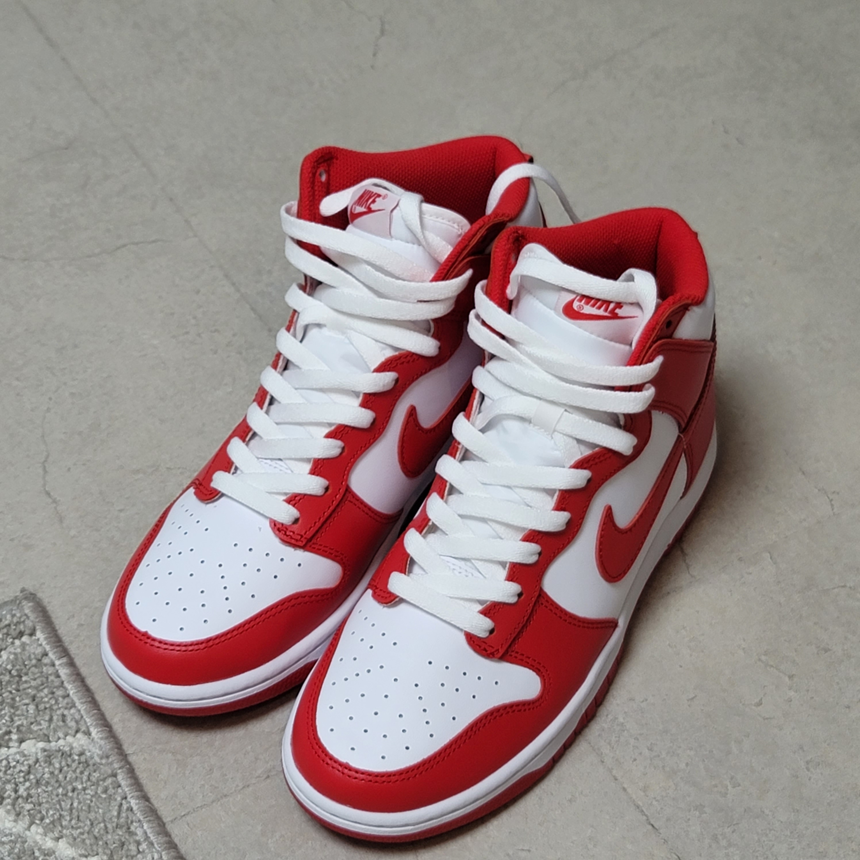 Nike Dunk High Retro Championship White and Red 착용 스타일