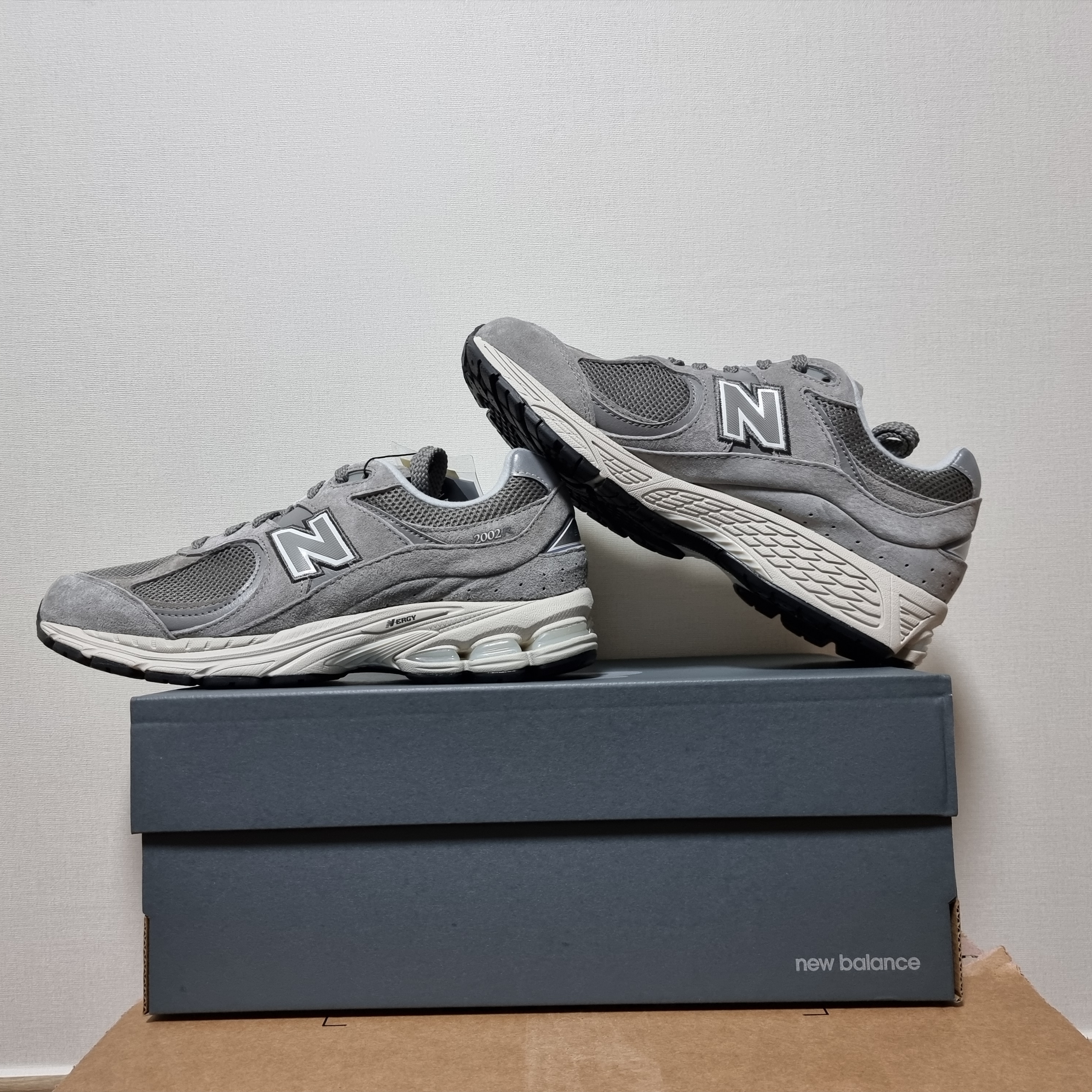 New Balance 2002R Grey 착용 스타일