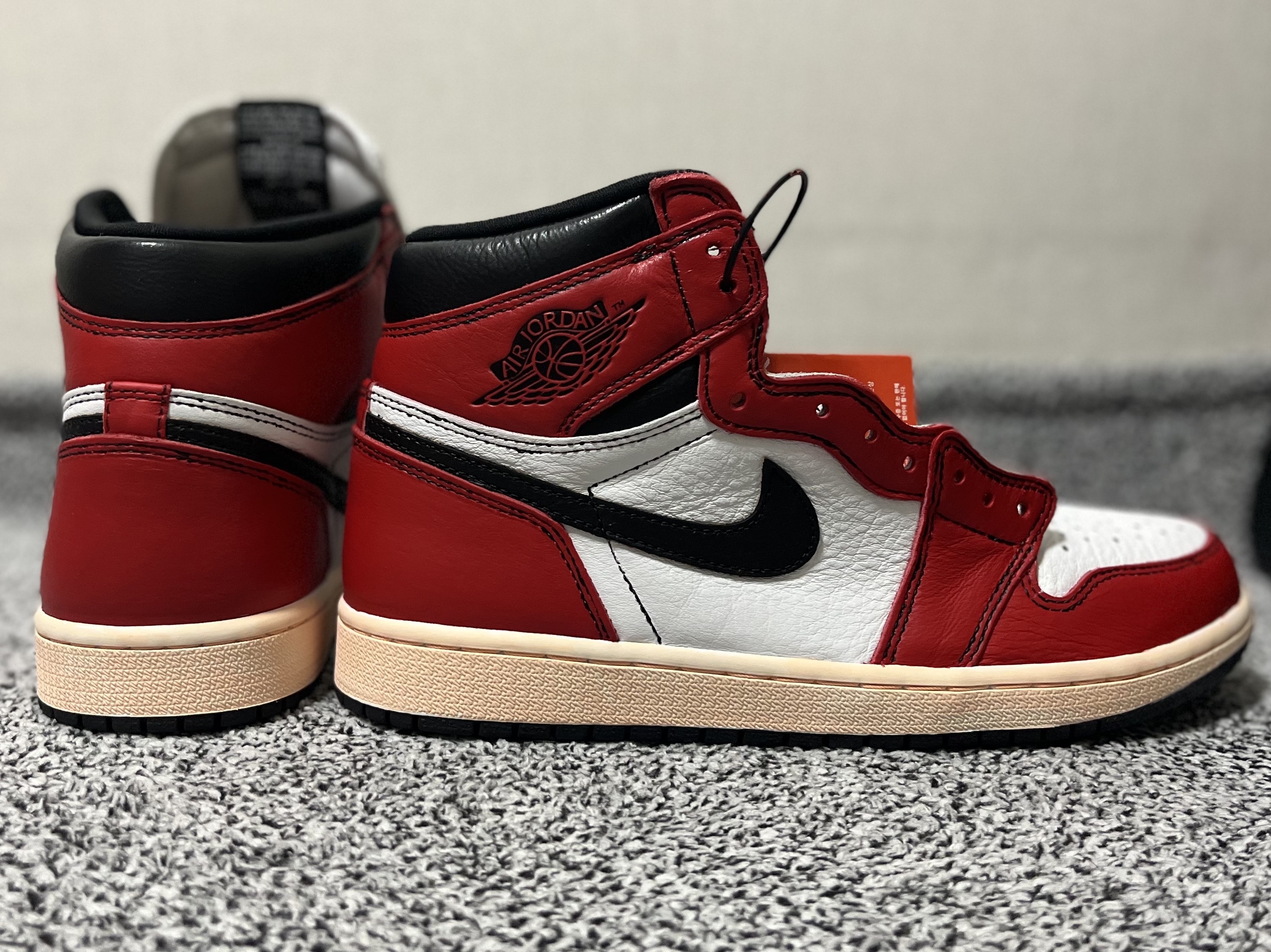Jordan 1 Retro High OG Light Fusion Red 착용 스타일 - 2