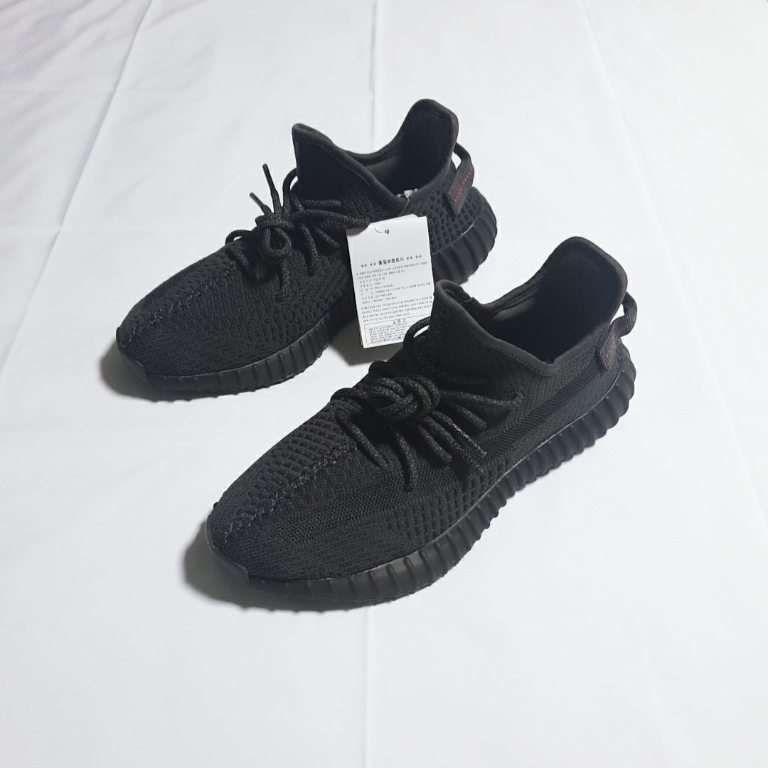 Adidas Yeezy Boost 350 V2 Black - Non-Reflective 착용 스타일 - 2
