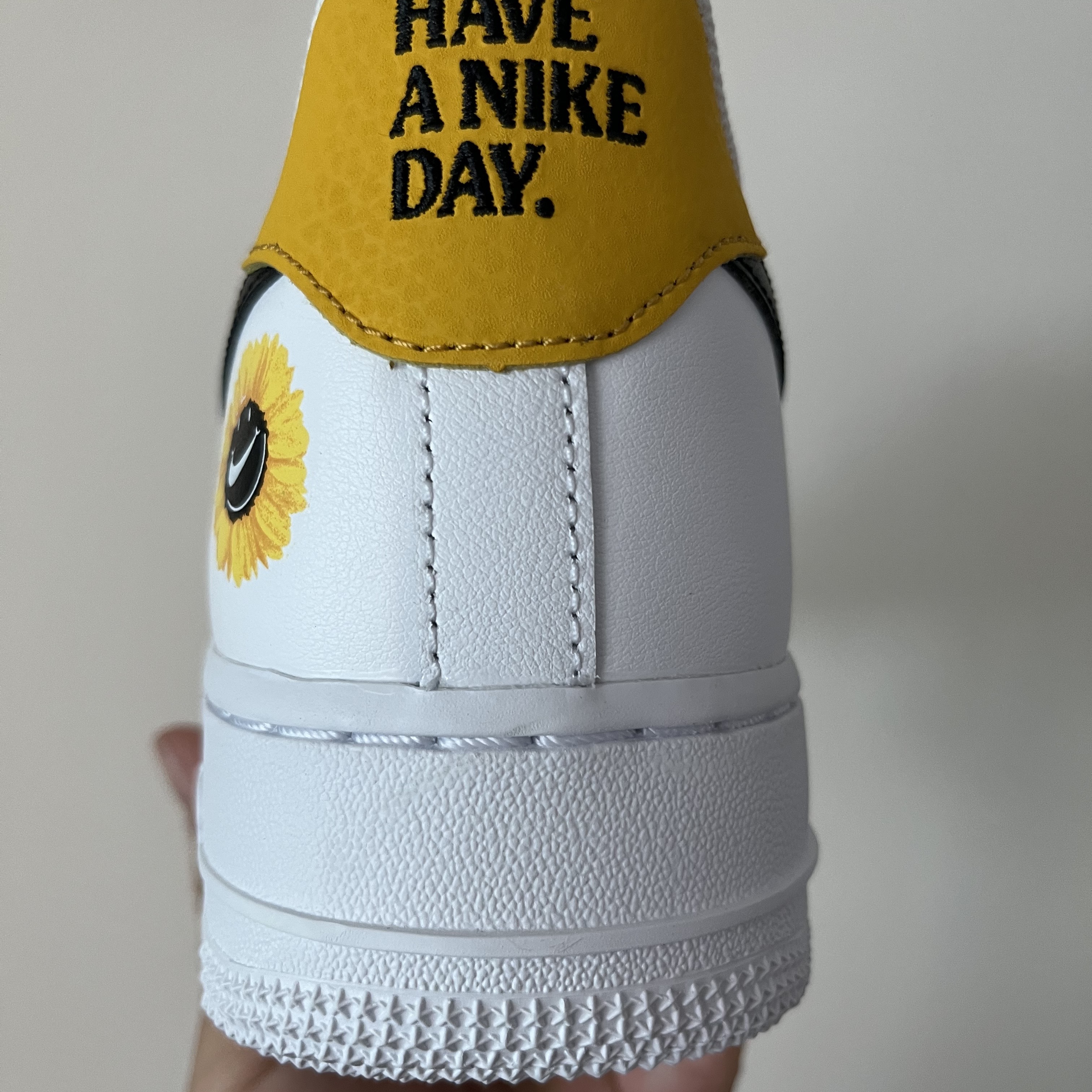 Nike Air Force 1 '07 LV8 2 Have a Nike Day 착용 스타일 - 2