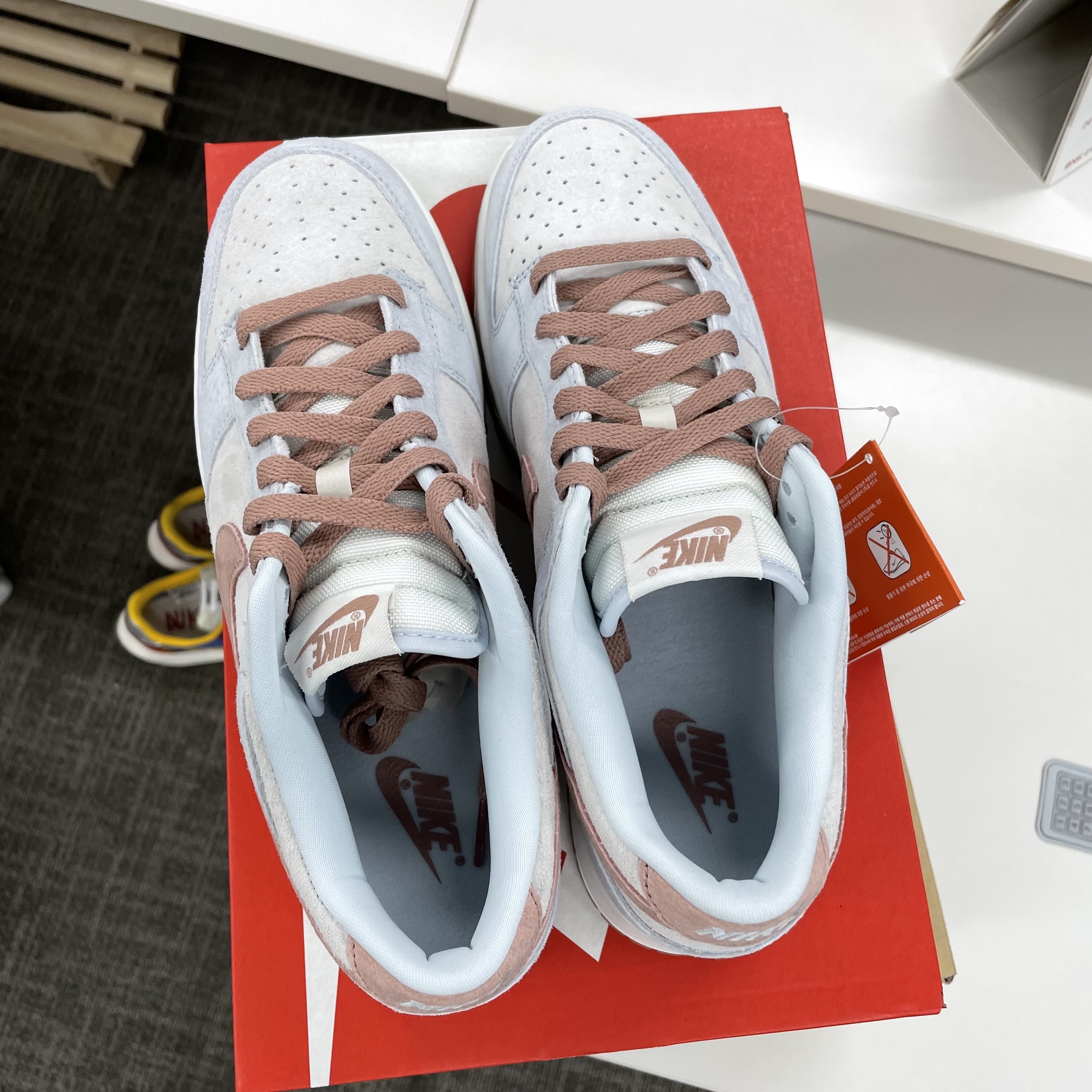 Nike Dunk Low Retro PRM Fossil Rose 착용 스타일 - 4