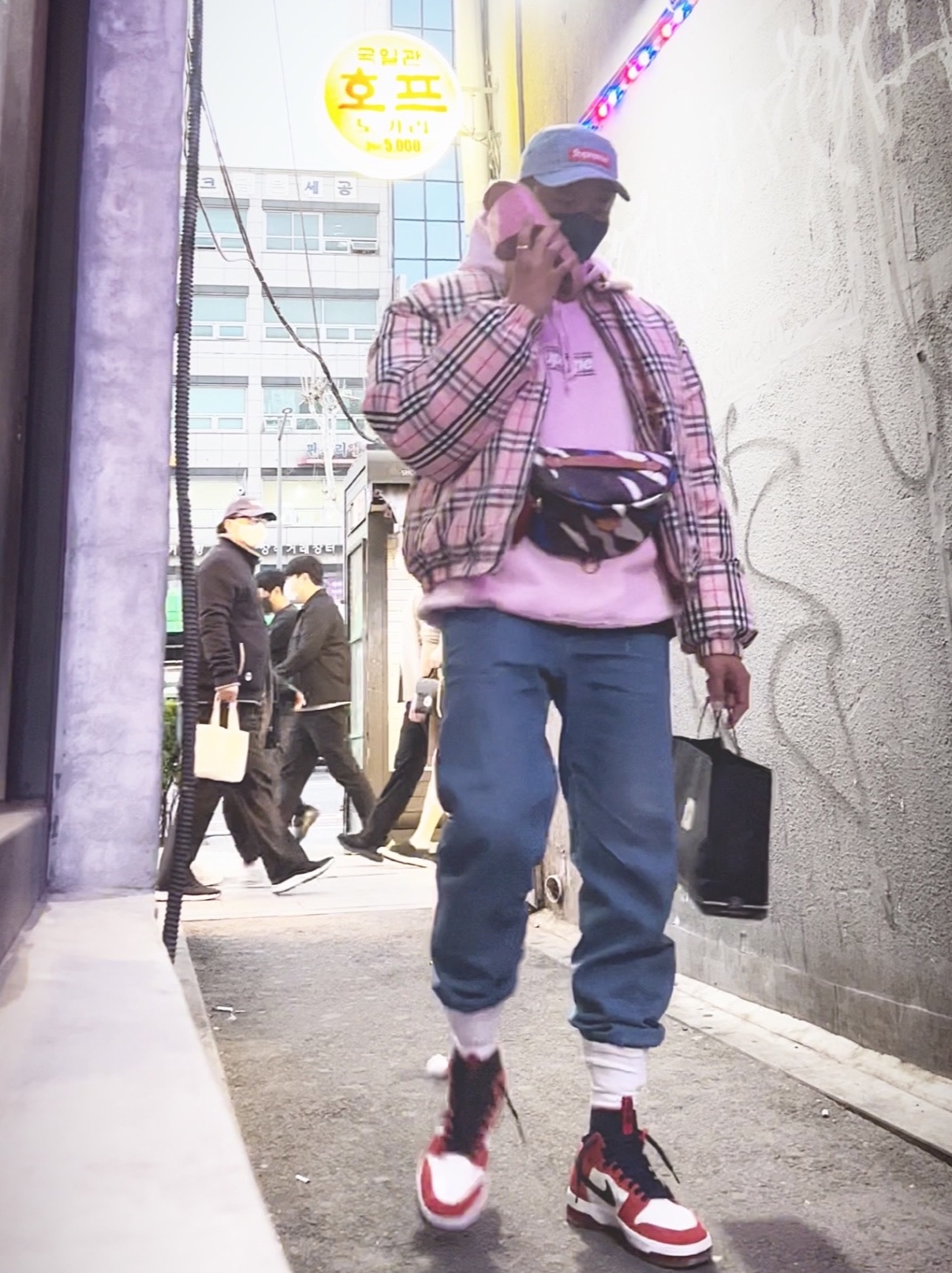 Supreme Washed Chino Twill Camp Cap Denim - 21FW, Supreme x Burberry Shearling Collar Down Puffer Jacket Pink - 22SS 착용 스타일 - 2