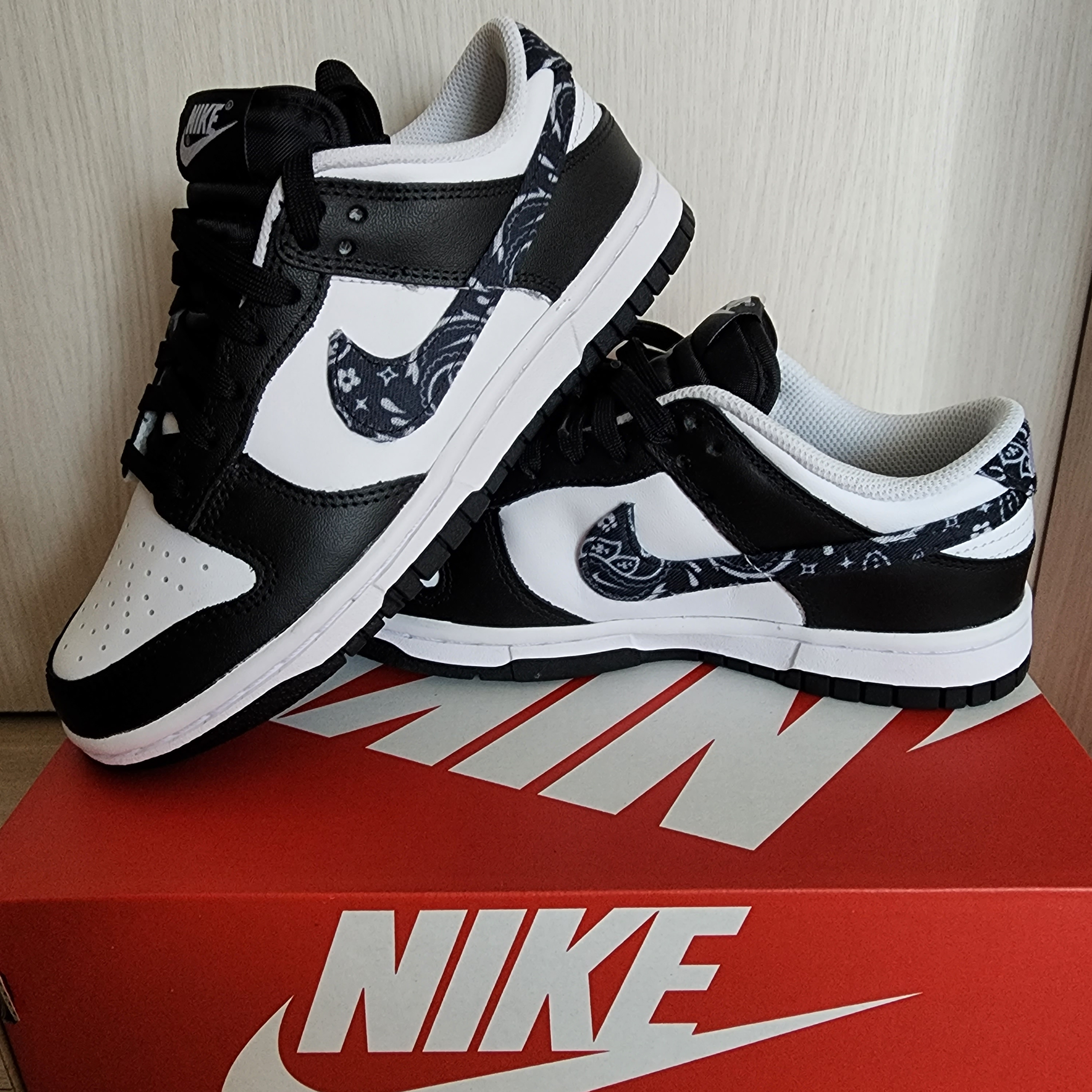 (W) Nike Dunk Low Essential Black Paisley 착용 스타일 - 1