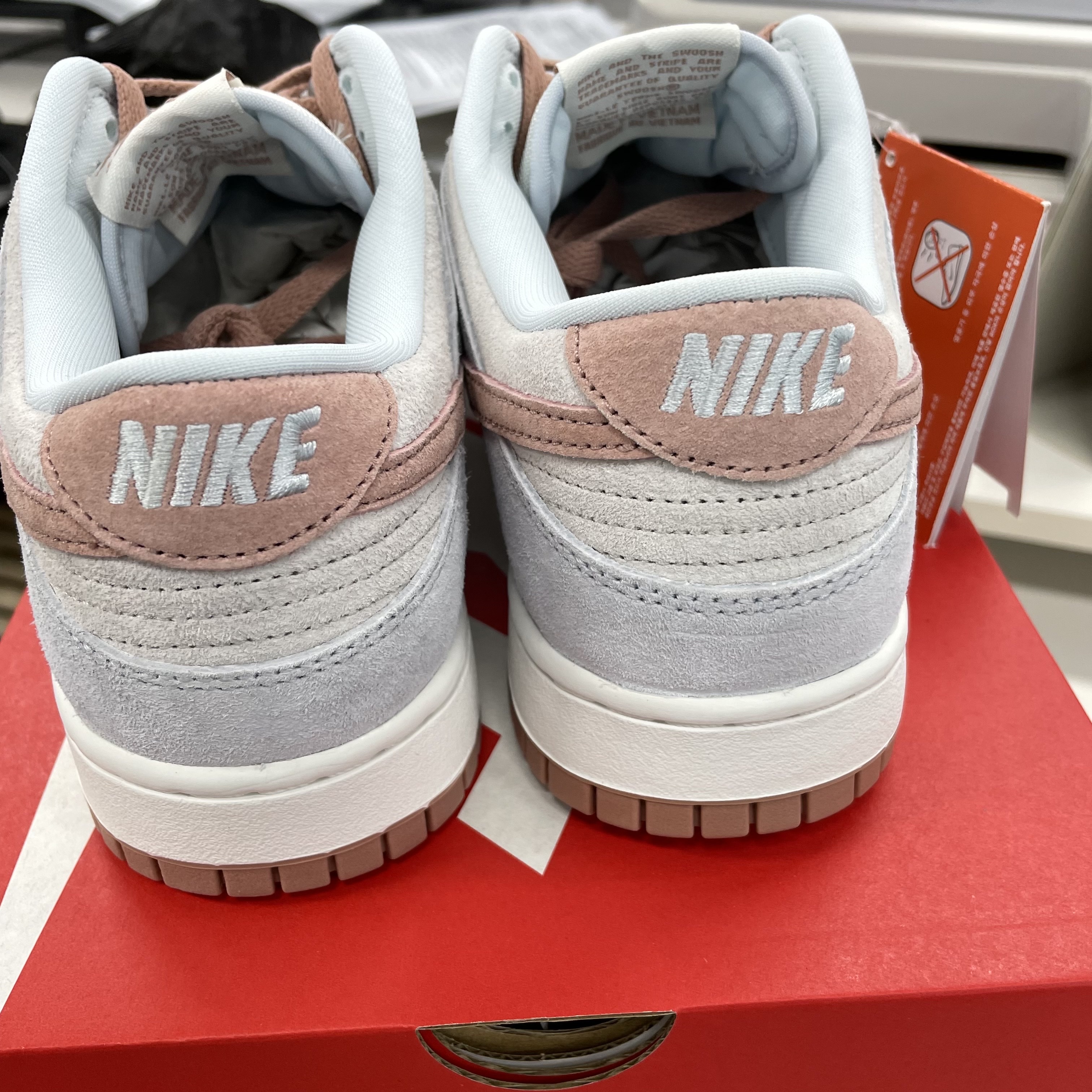 Nike Dunk Low Retro PRM Fossil Rose 착용 스타일 - 3