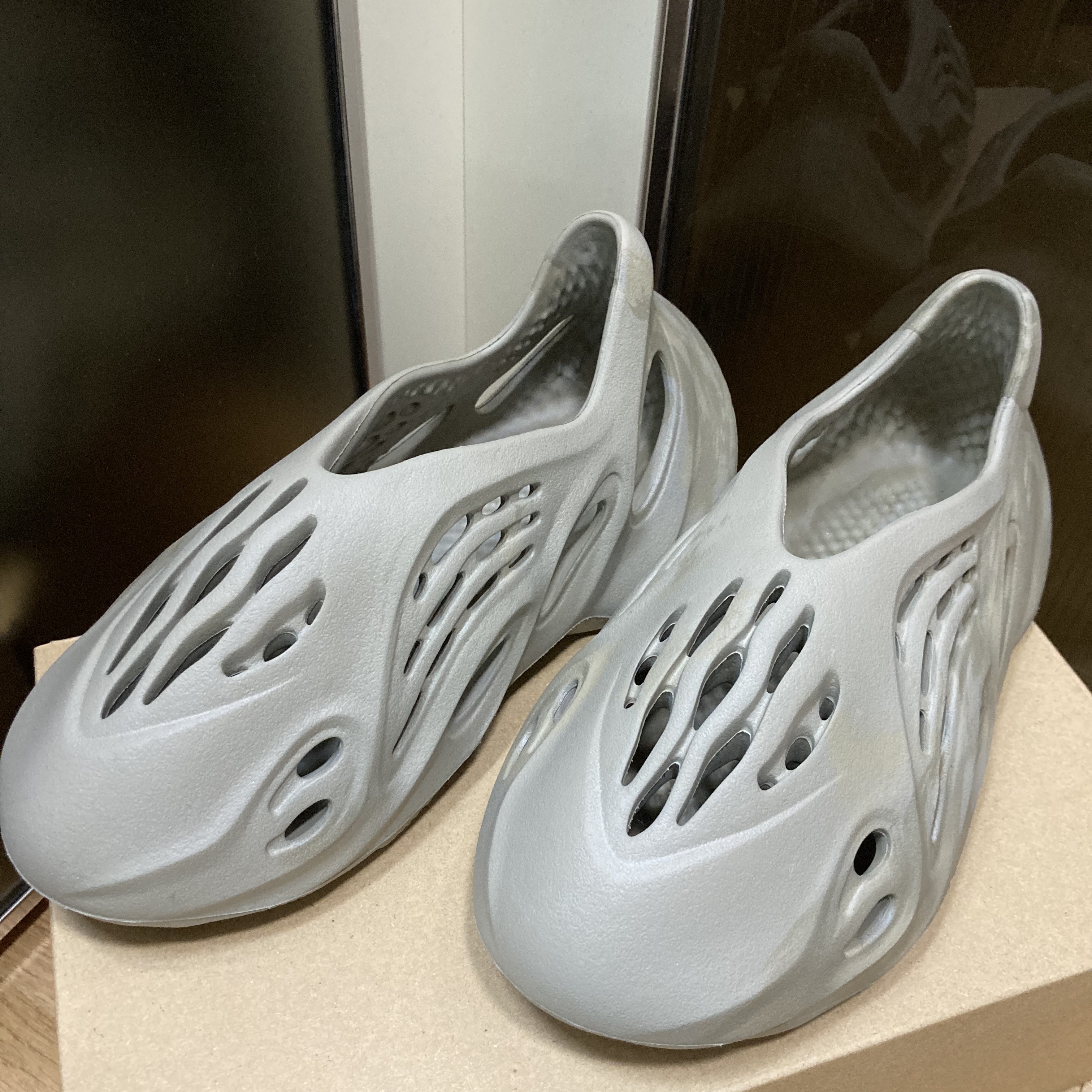 Adidas Yeezy Foam RNNR Stone Sage 착용 스타일