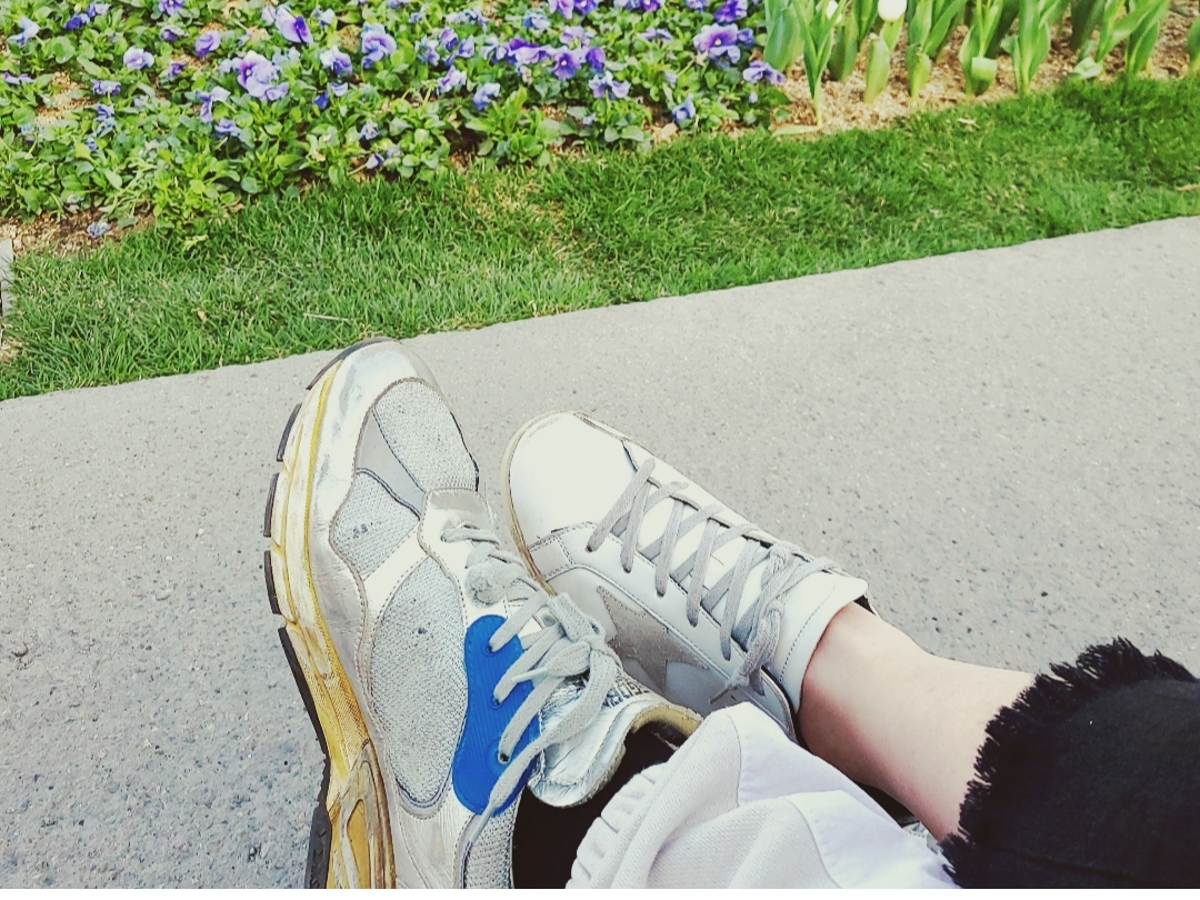 Golden Goose Silver Dad-Star Sneakers with Distressed Finish, (W) Golden Goose Superstar White Silver Heel Tab Sneakers 착용 스타일
