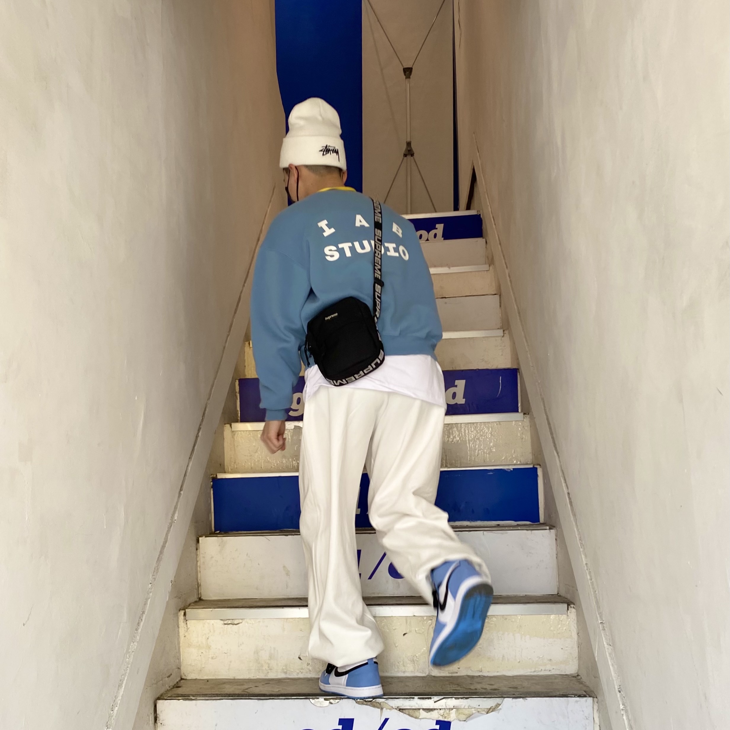 Jordan 1 Retro High OG University Blue, Supreme Shoulder Bag Black - 18SS 착용 스타일