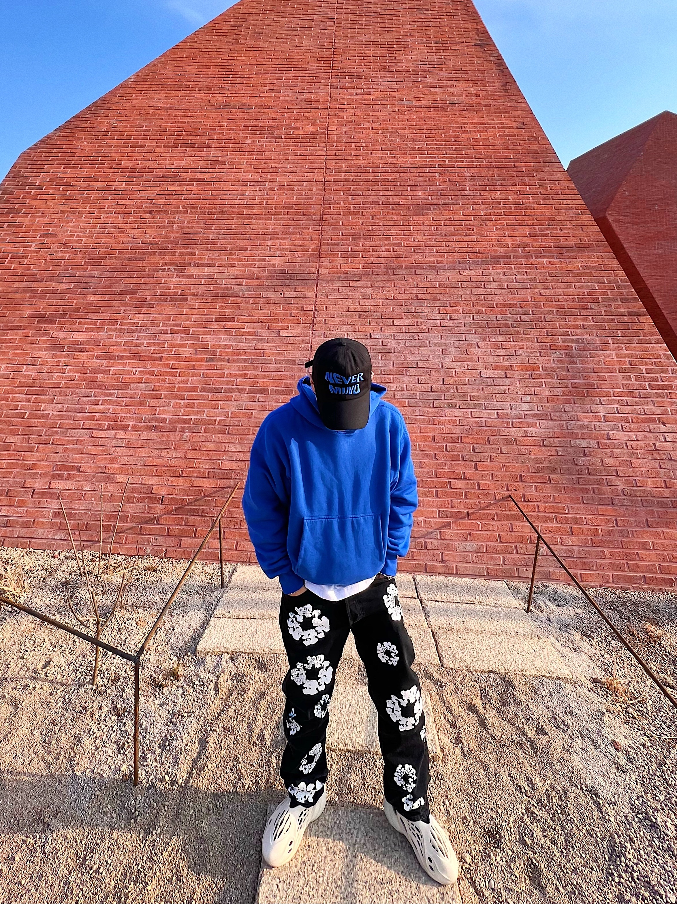 Adidas Yeezy Foam RNNR Sand, Yeezy Gap Hoodie Blue 착용 스타일 - 2