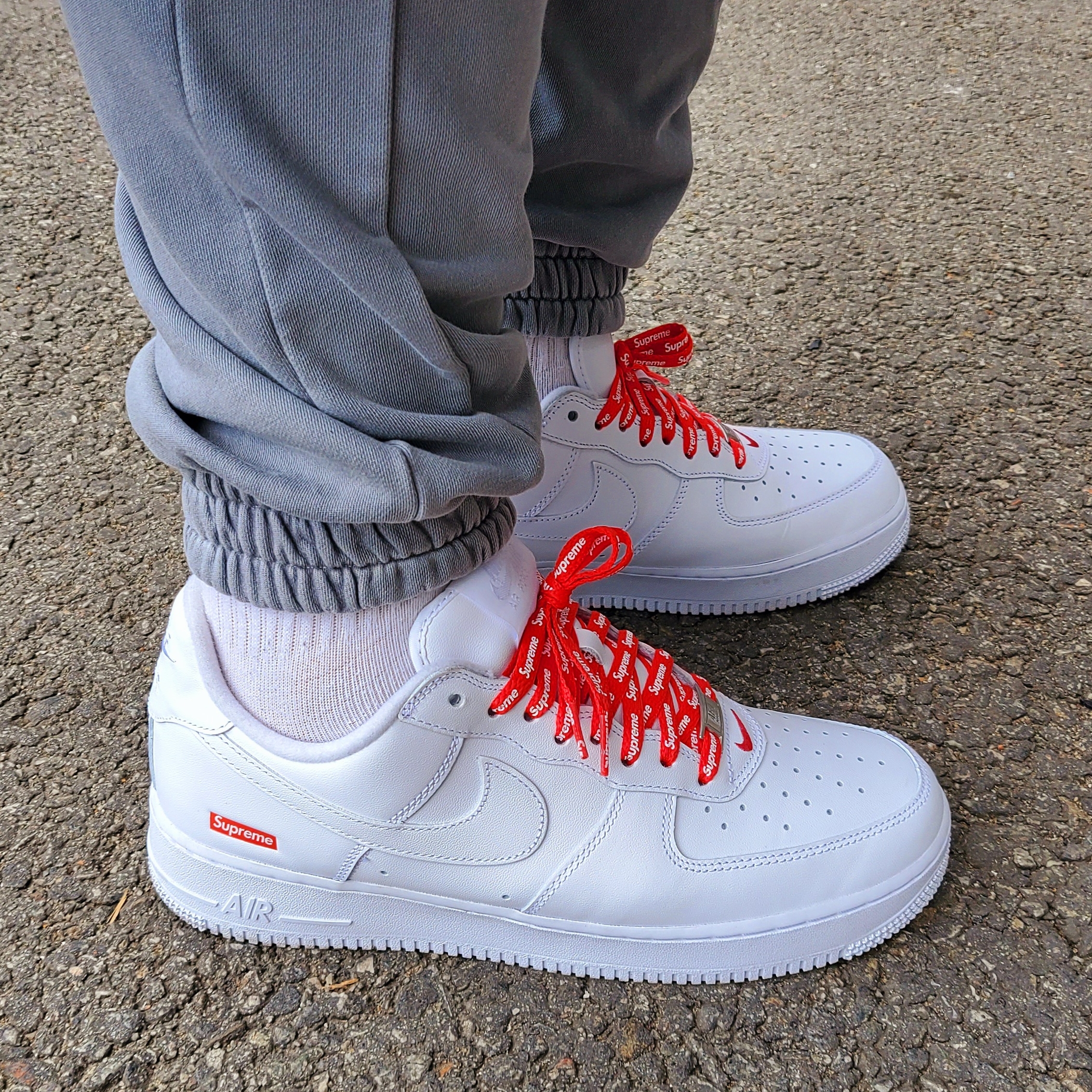 Nike x Supreme Air Force 1 Low White 착용 스타일 - 1