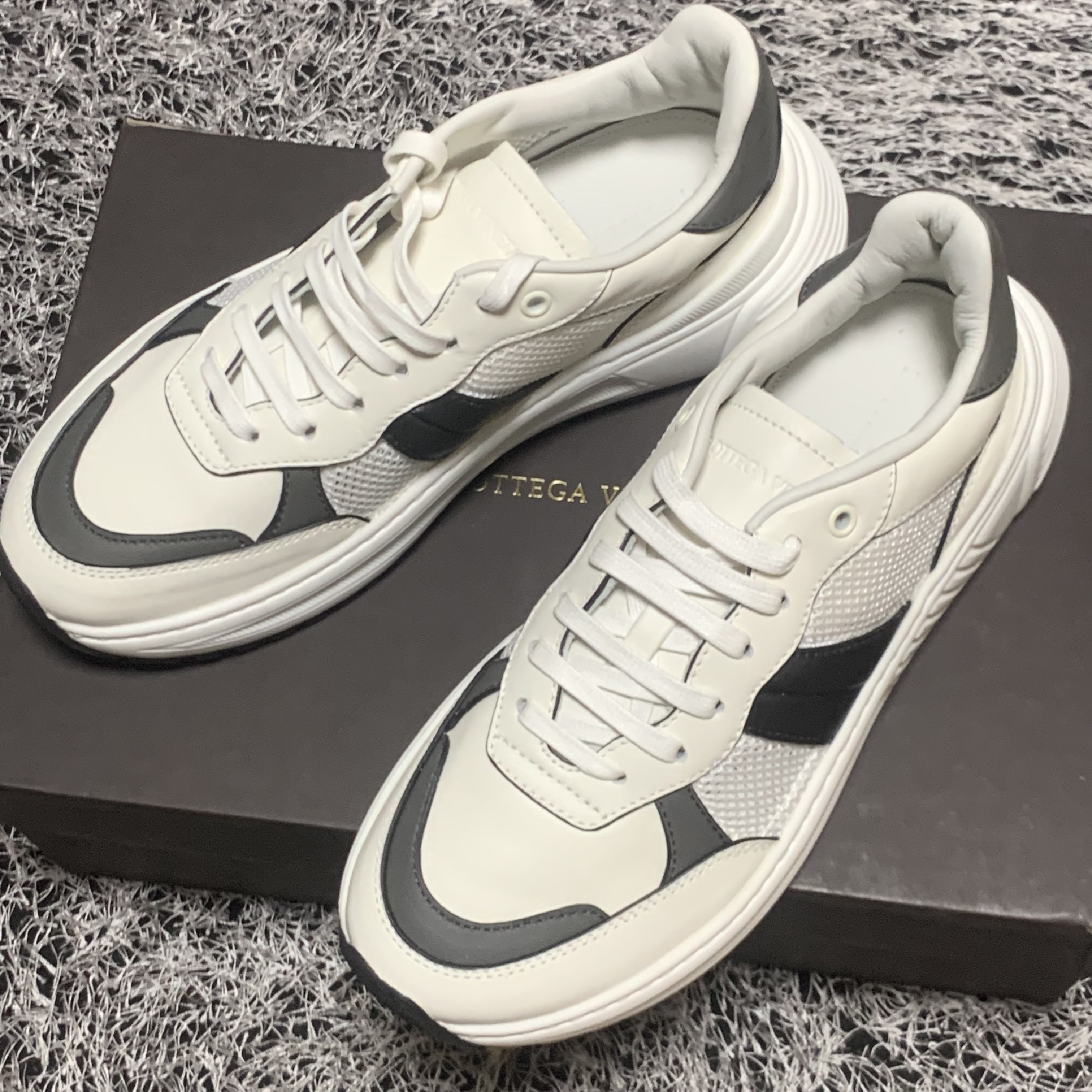 Bottega Veneta Speedster Sneakers in Calf Leather and Mesh White Black 착용 스타일