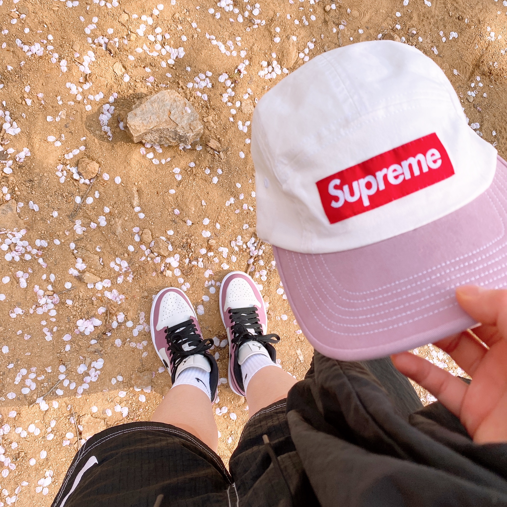 (W) Jordan 1 Mid SE Light Mulberry, Supreme 2-Tone Twill Camp Cap White - 22SS 착용 스타일