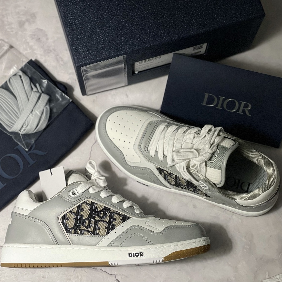 Dior B27 Low-Top Sneakers Gray 착용 스타일 - 1