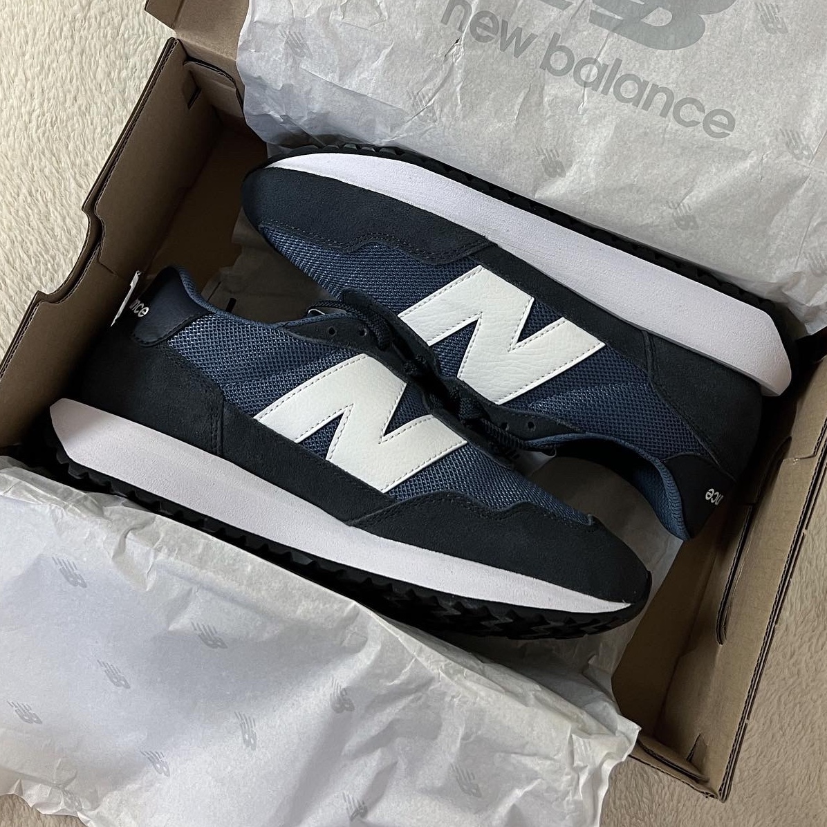 New Balance 2002R T2 Gray 착용 스타일 - 2