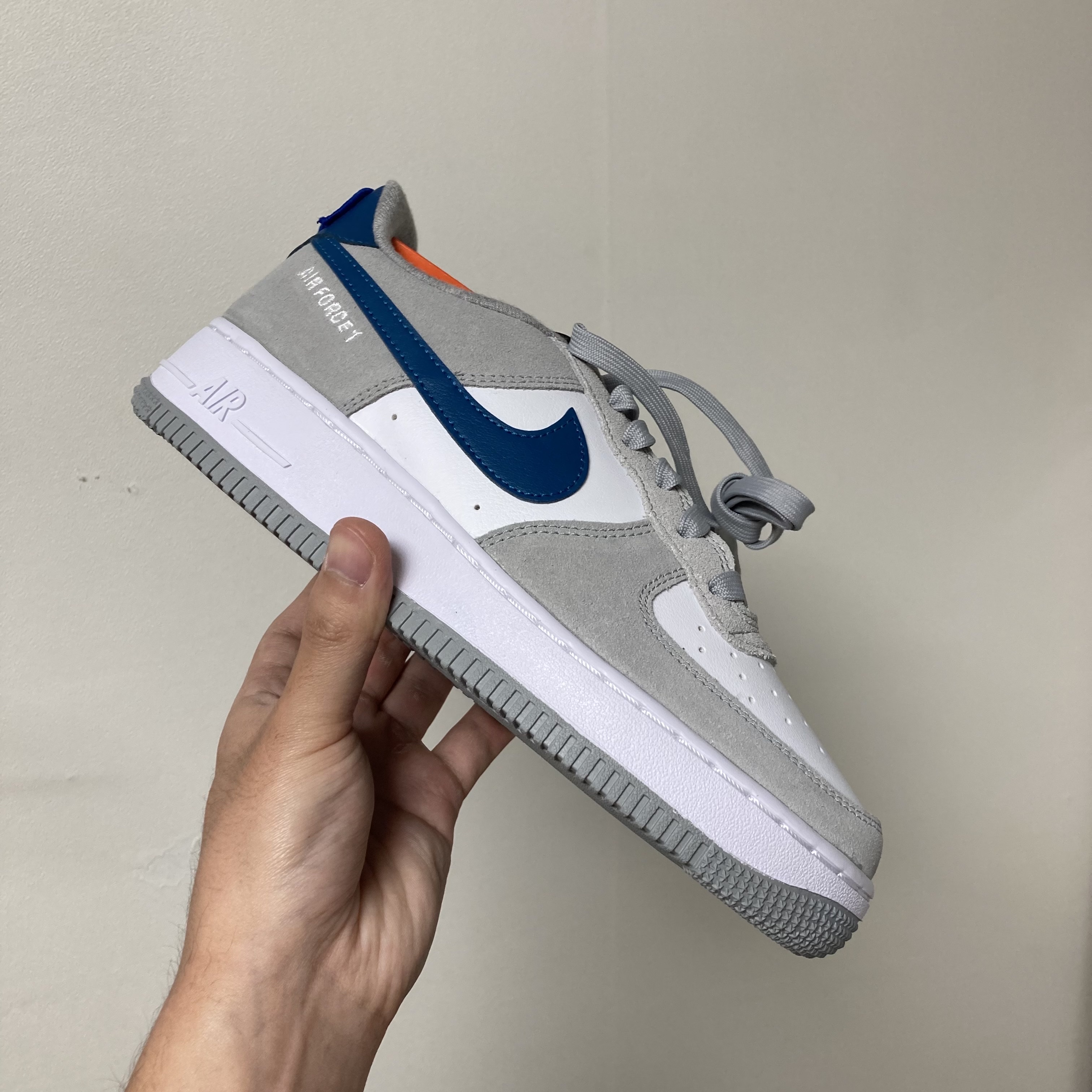 Nike Air Force 1 '07 LV8 Athletic Club Light Smoke Grey Marina, (GS) Nike Air Force 1 LV8 Athletic Club Light Smoke Grey Marina 착용 스타일 - 2