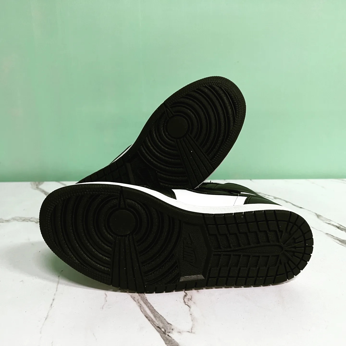 Jordan 1 Retro High OG Black White 2014 착용 스타일 - 5