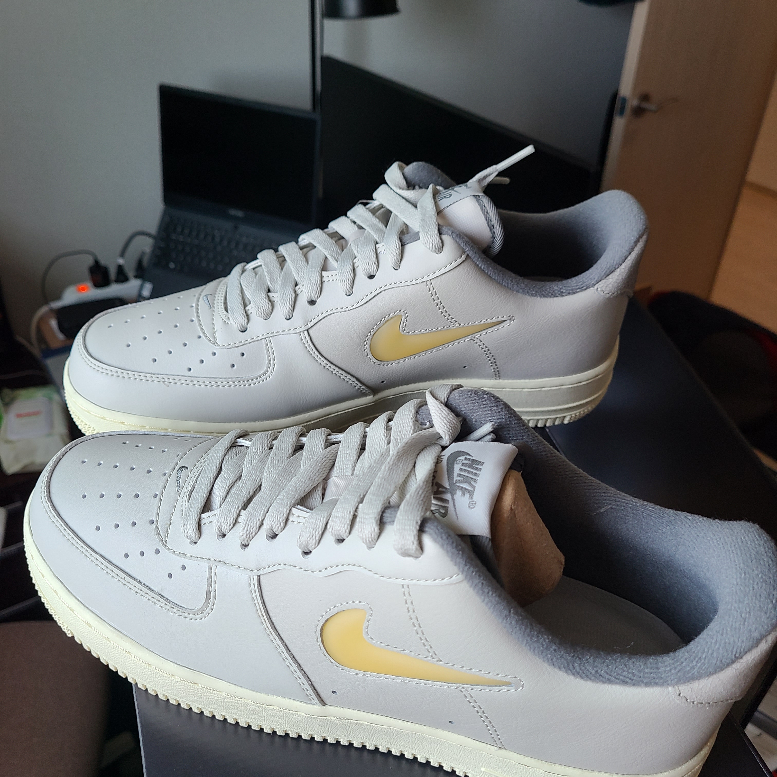Nike Air Force 1 '07 LX Light Bone and Coconut Milk 착용 스타일