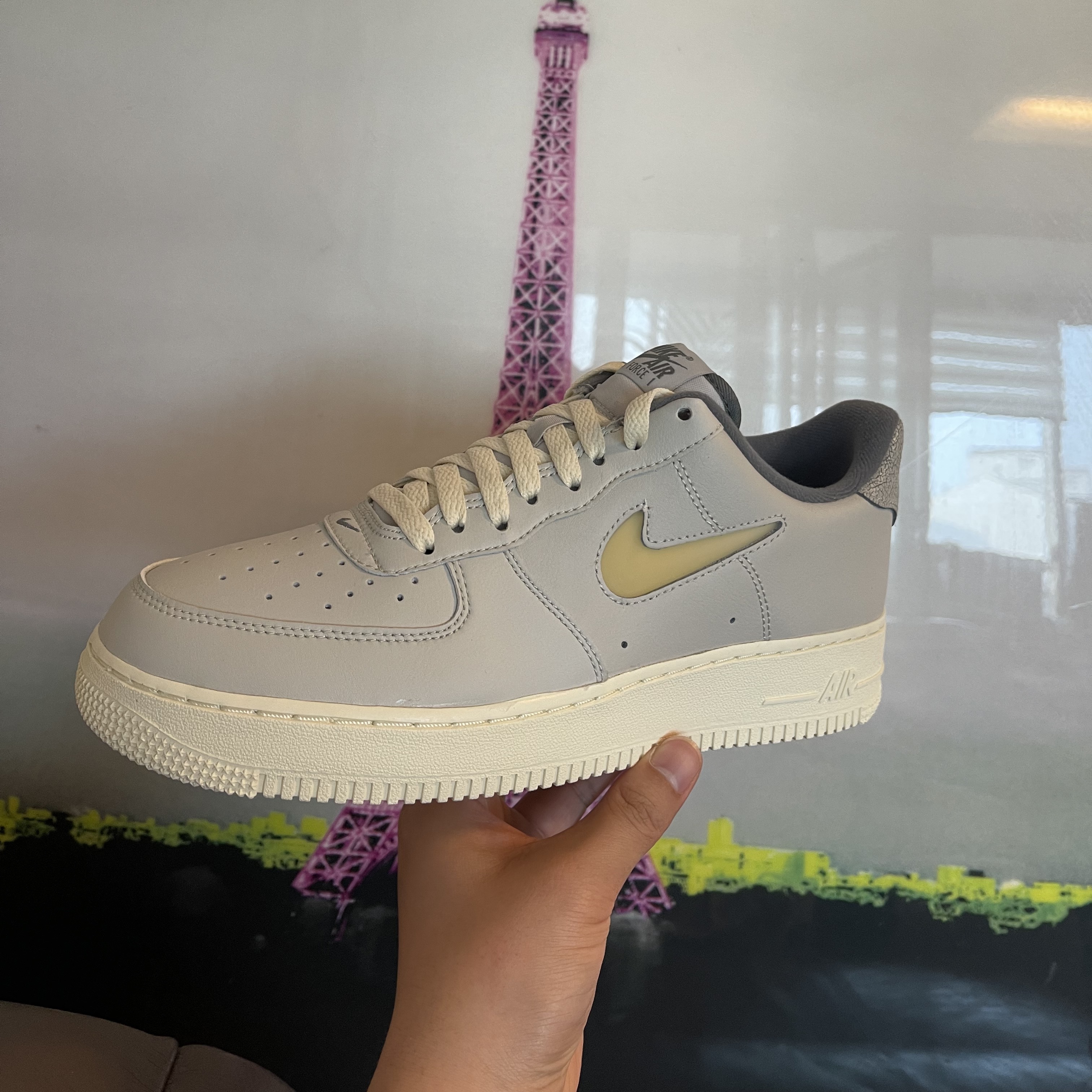 Nike Air Force 1 '07 LX Light Bone and Coconut Milk 착용 스타일