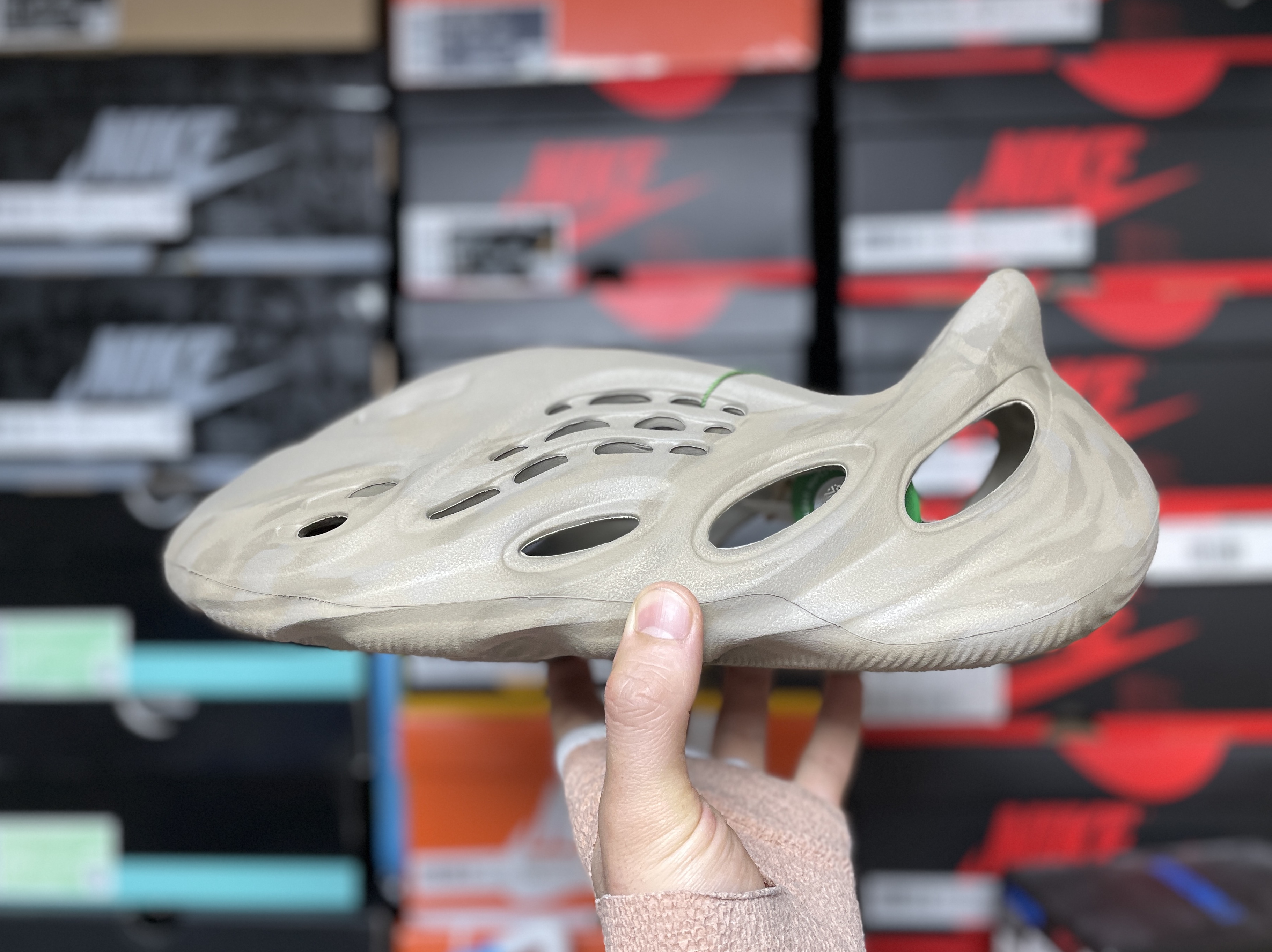 Adidas Yeezy Foam RNNR Stone Sage 착용 스타일