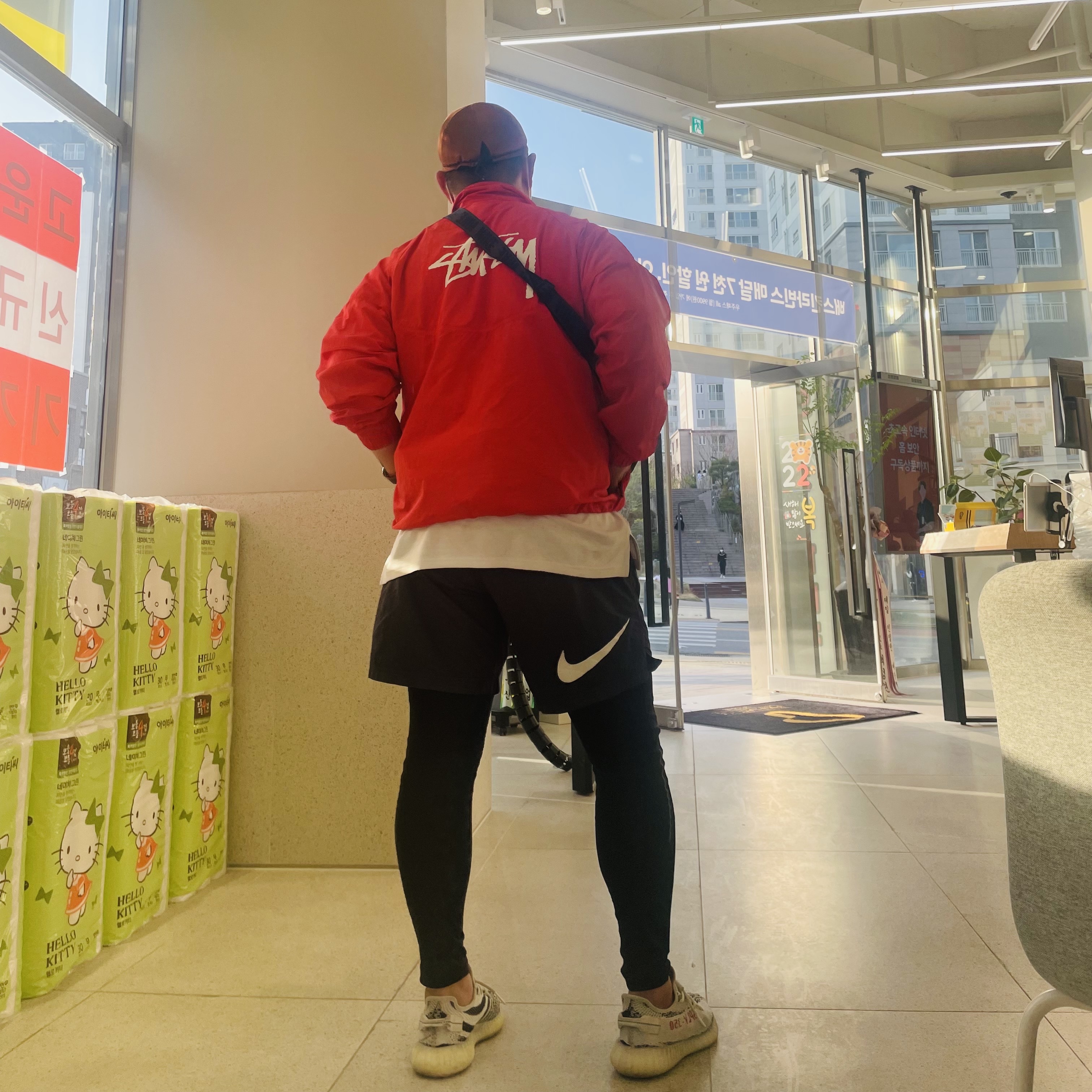 Nike x Stussy Windrunner Jacket Habanero Red, Nike x Stussy Water Shorts Off Noir 착용 스타일