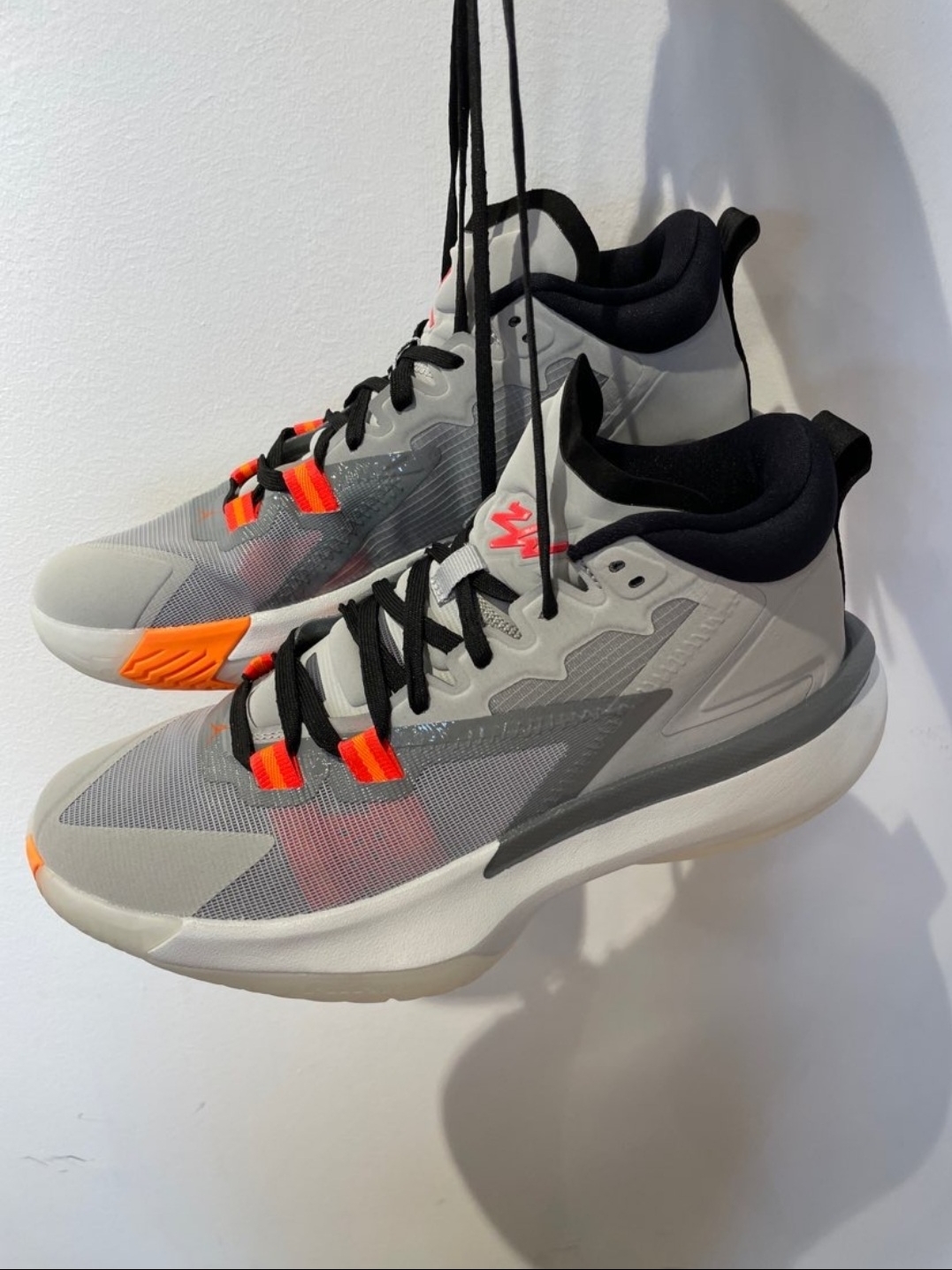 Jordan Zion 1 PF Light Smoke Grey Total Orange 착용 스타일