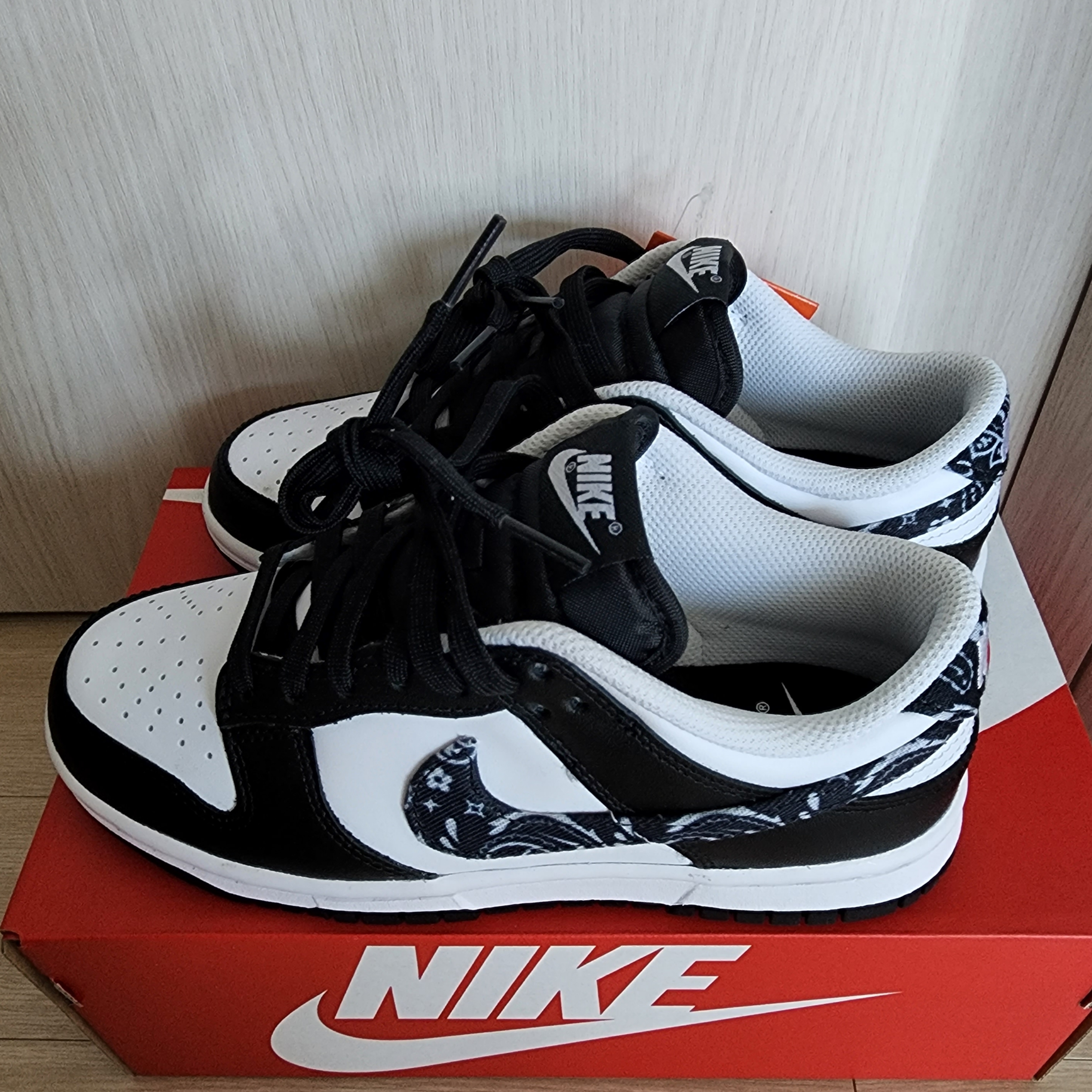 (W) Nike Dunk Low Essential Black Paisley 착용 스타일 - 2