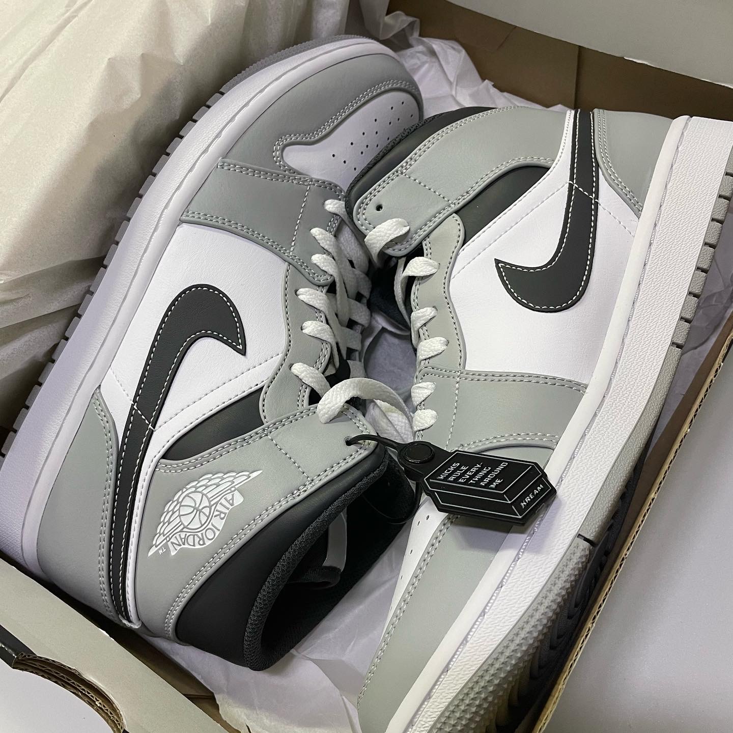 Jordan 1 Mid Light Smoke Grey Anthracite 착용 스타일 - 1