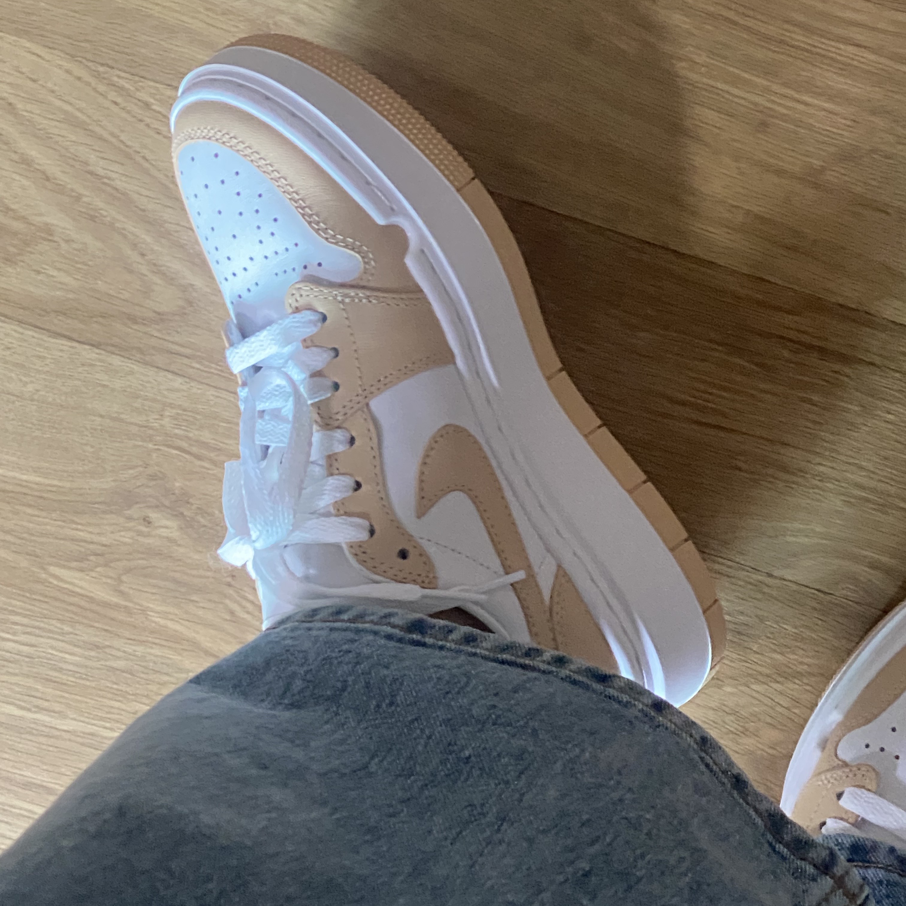 (W) Jordan 1 Elevate Low White Onyx 착용 스타일 - 1